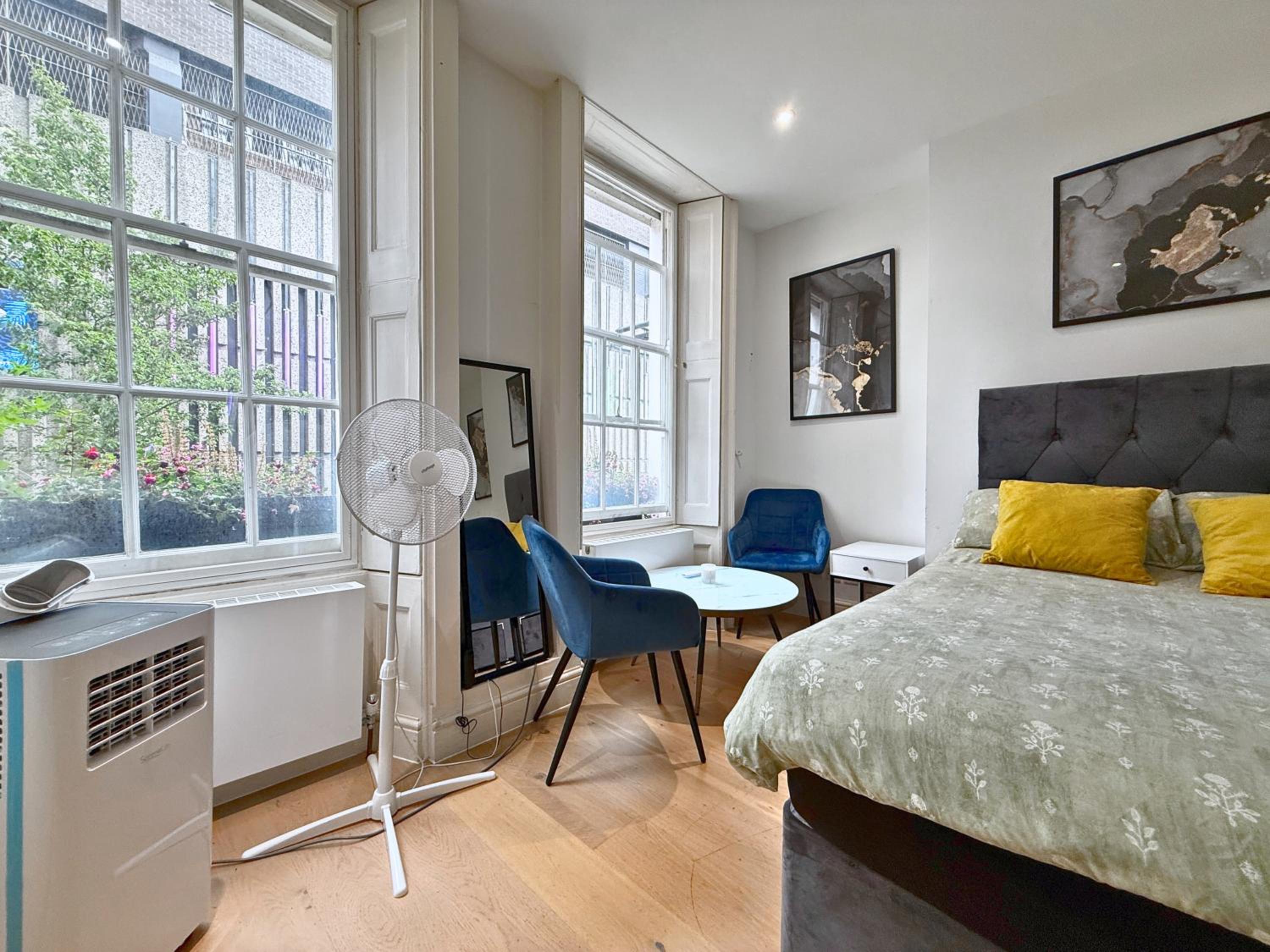 Posh Soho Studio Large Windows by Oxford St, Mayfair W1