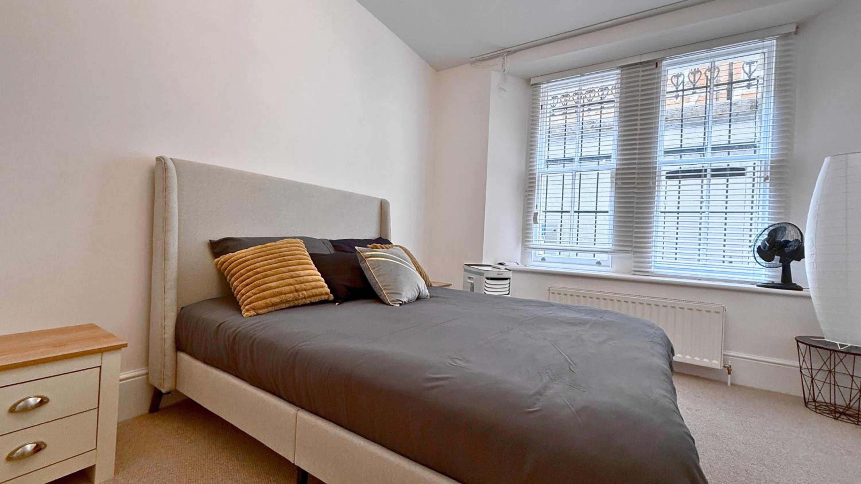 2000ft Huge, 3Bed 3Bath, AC, 5 mins to St James Park, Buckingham Palace