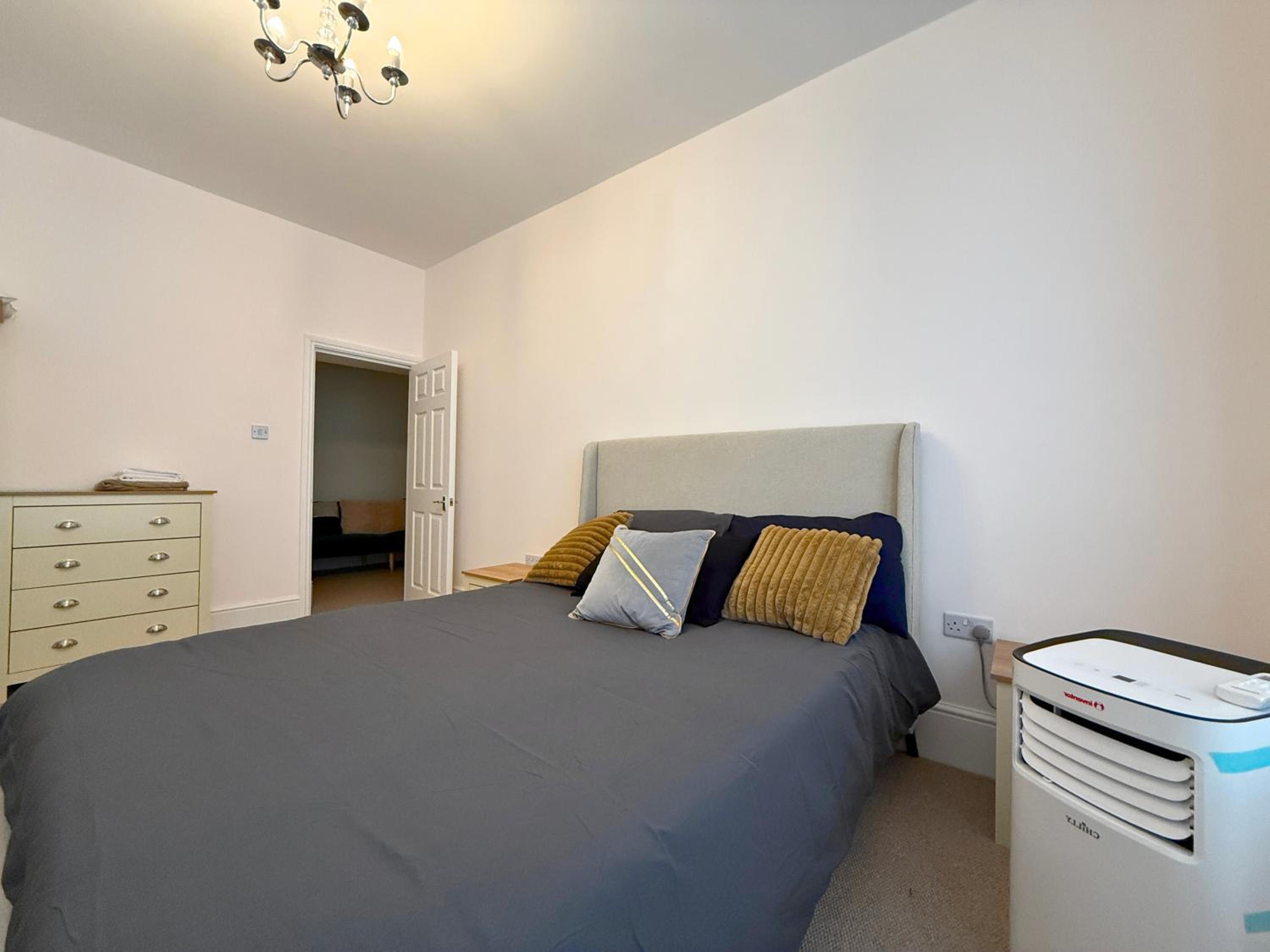 2000ft Huge, 3Bed 3Bath, AC, 5 mins to St James Park, Buckingham Palace