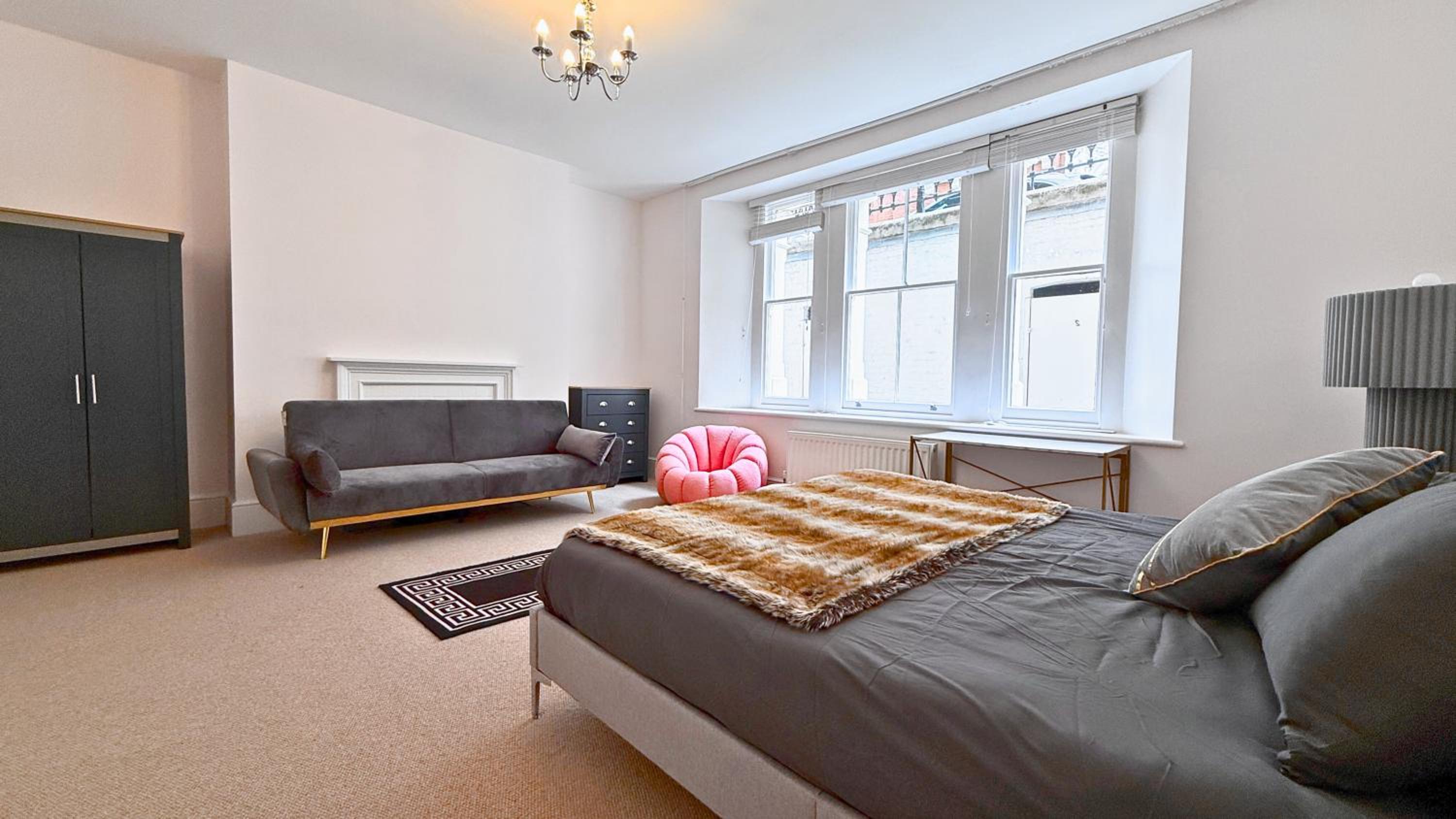 2000ft Huge, 3Bed 3Bath, AC, 5 mins to St James Park, Buckingham Palace