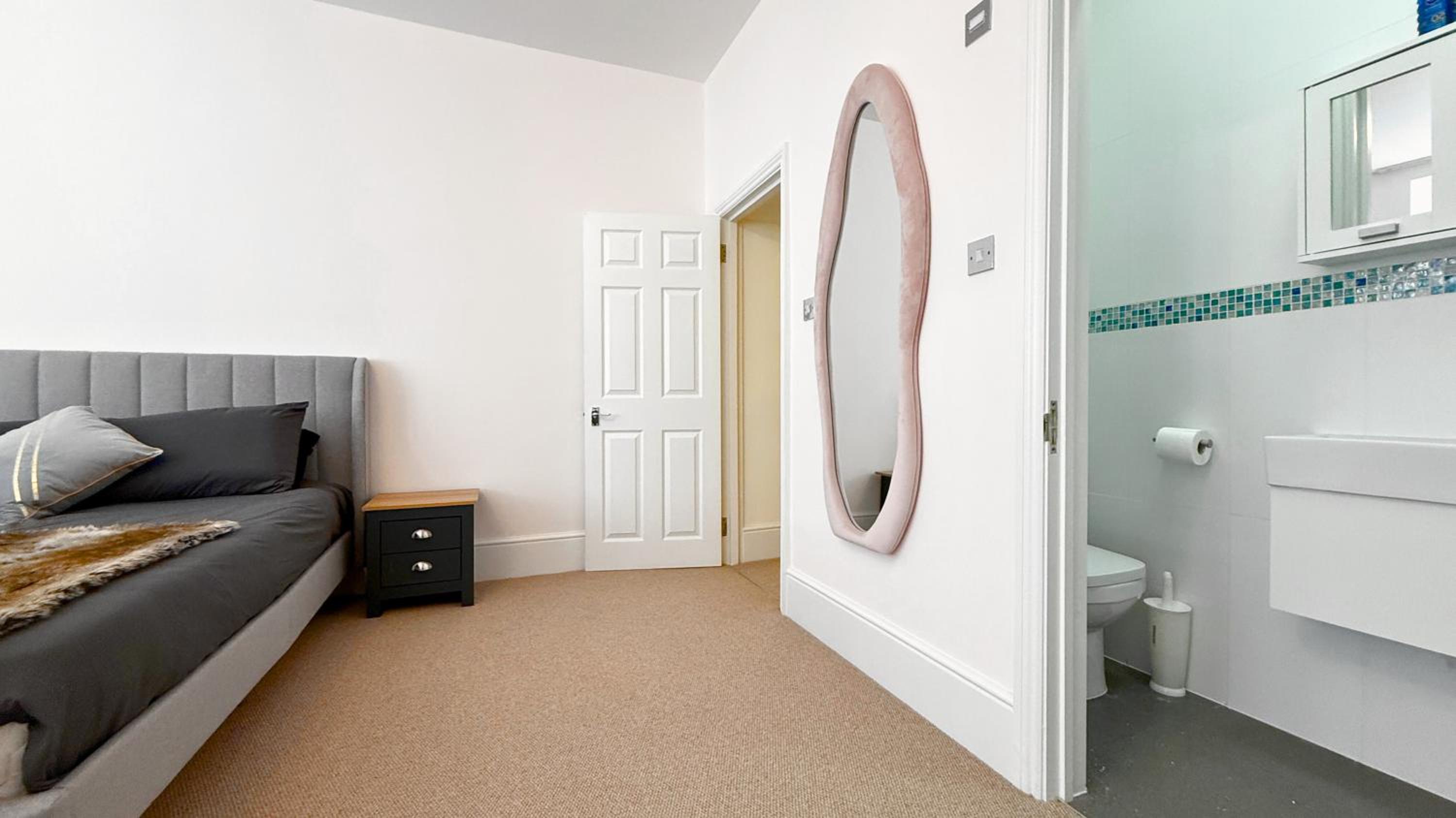 2000ft Huge, 3Bed 3Bath, AC, 5 mins to St James Park, Buckingham Palace