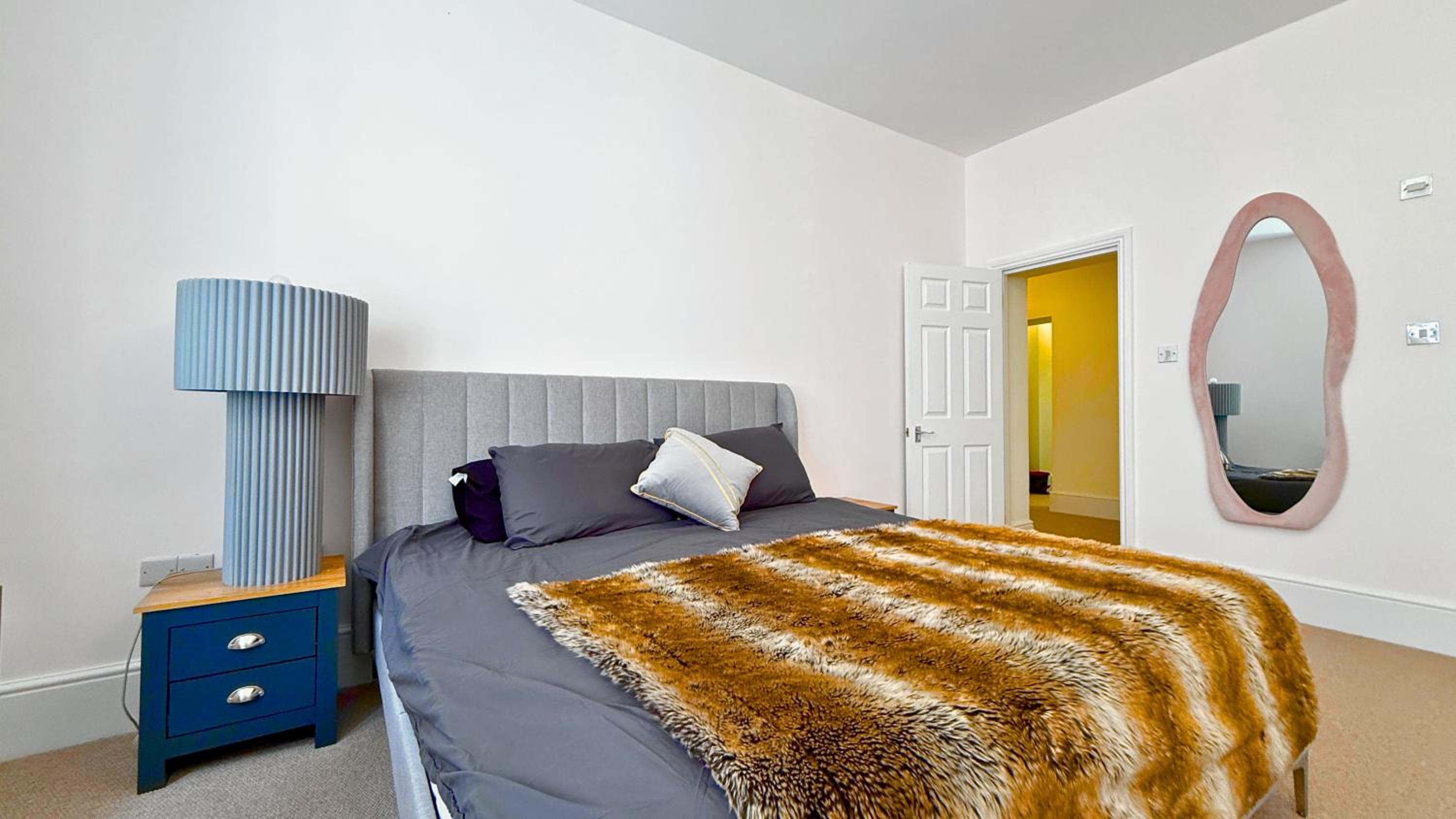2000ft Huge, 3Bed 3Bath, AC, 5 mins to St James Park, Buckingham Palace