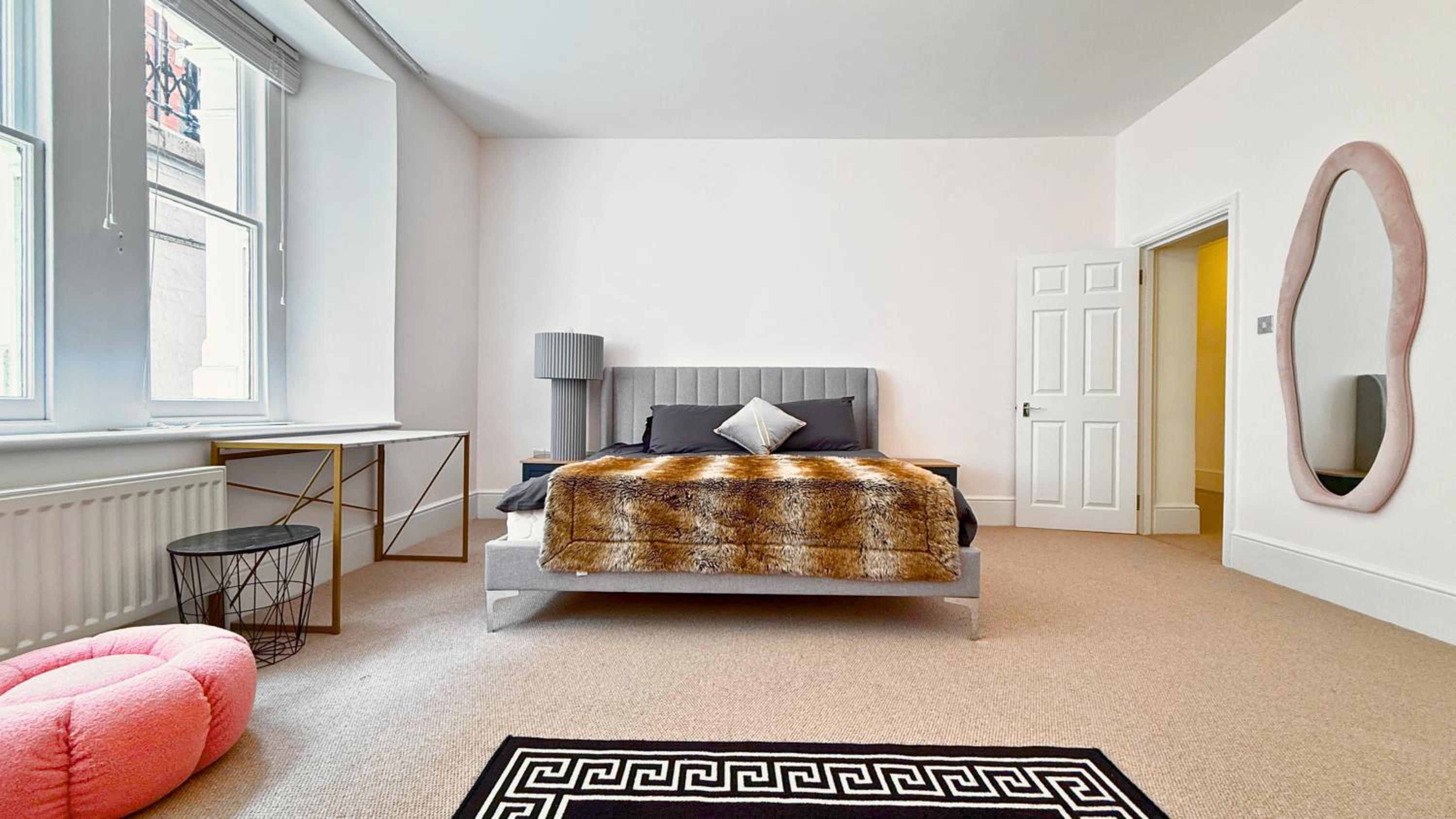 2000ft Huge, 3Bed 3Bath, AC, 5 mins to St James Park, Buckingham Palace