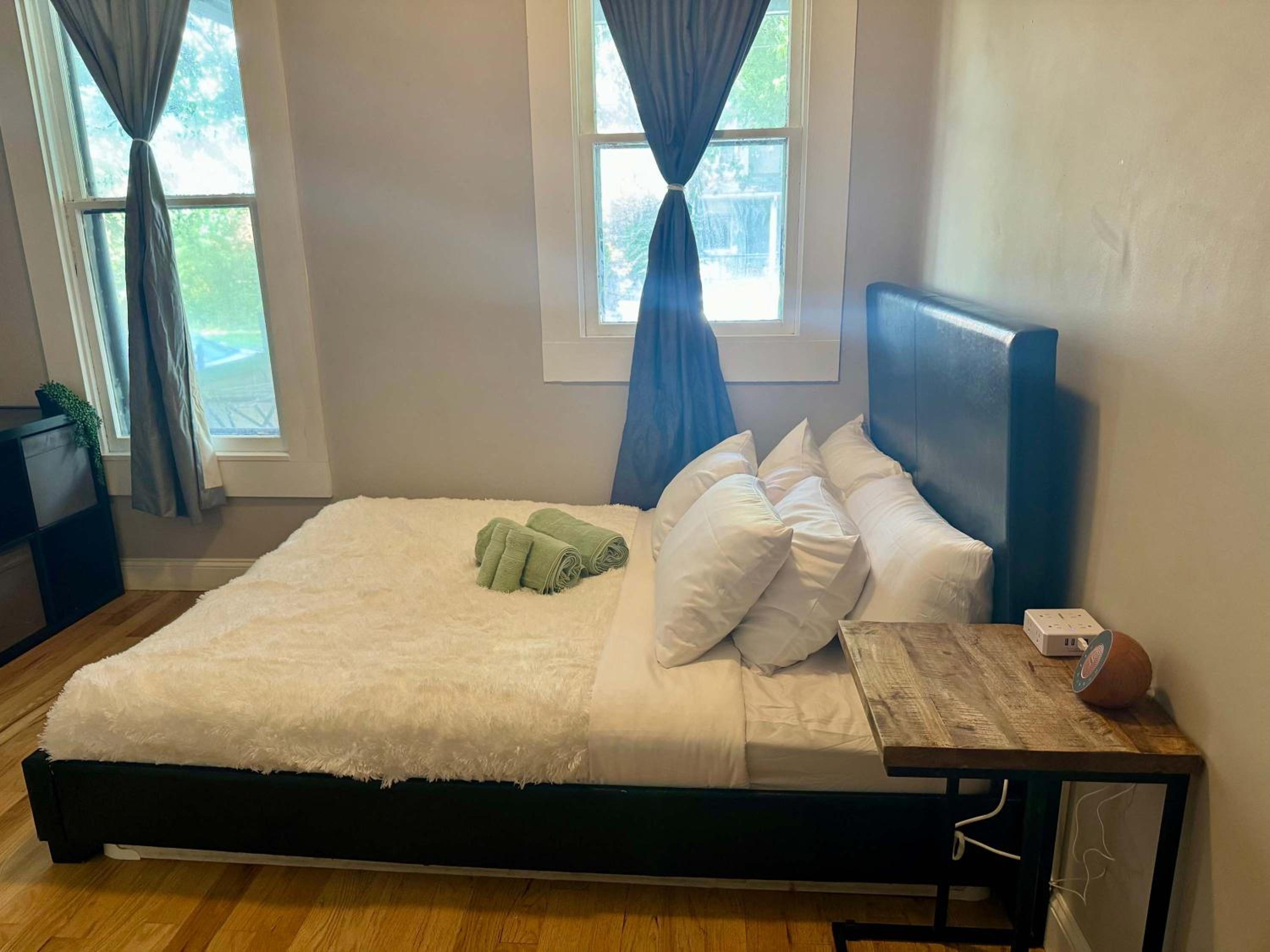Jungle House Luxury Homes - Columbus Downtown Short North - Near Convention Center & Nationwide Arena - Sleeps up to 20 - Free Parking - Over 5,800 Five St
