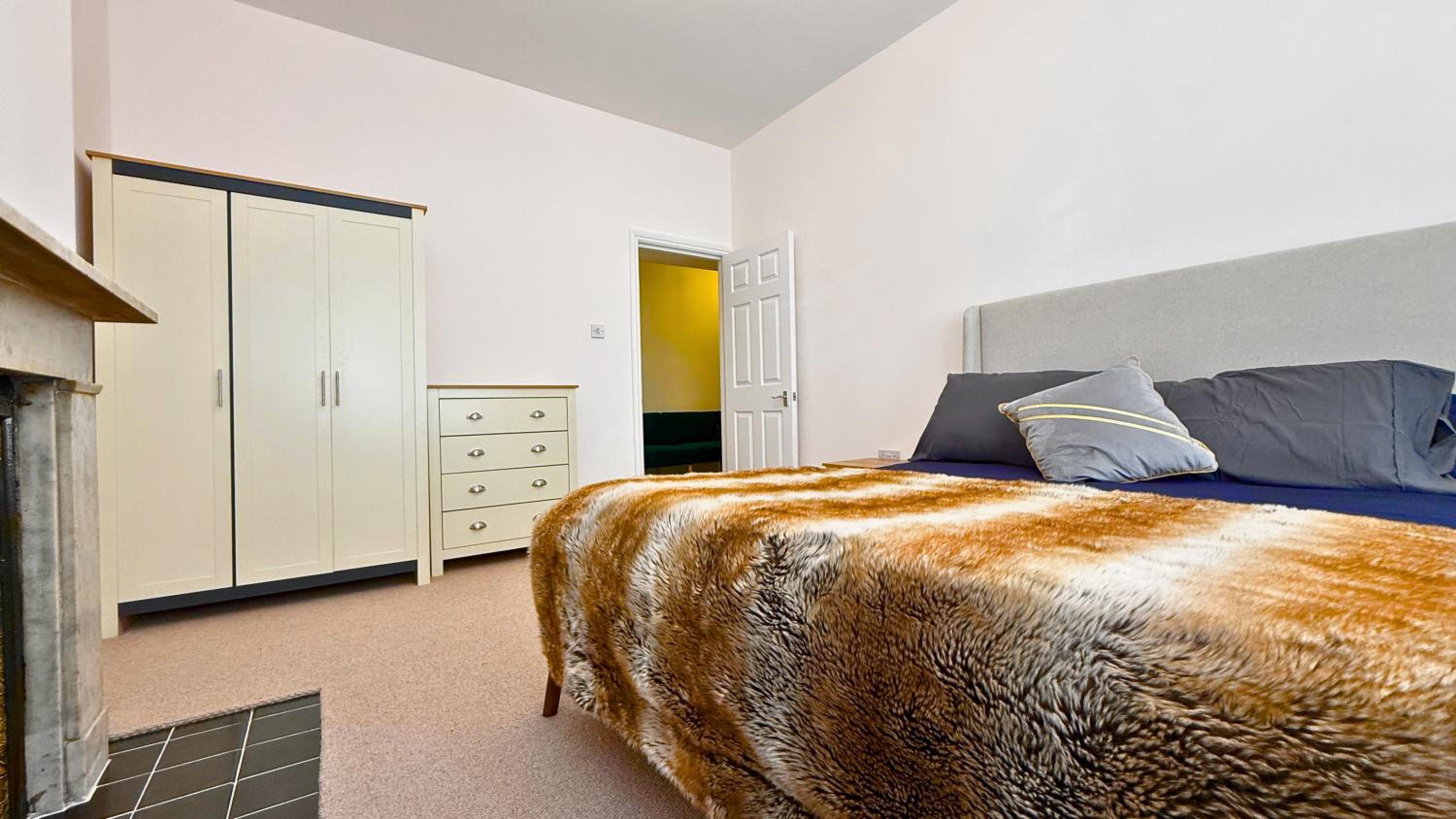 2000ft Huge, 3Bed 3Bath, AC, 5 mins to St James Park, Buckingham Palace