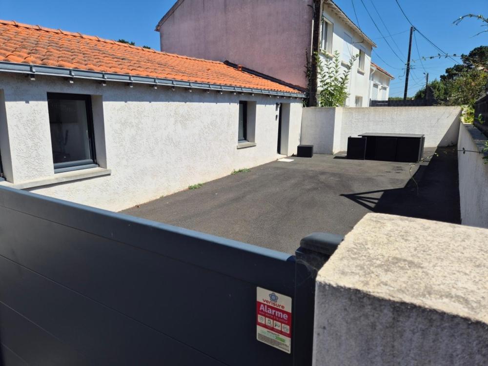 La longère du Moulin, logement T2 indépendant tout équipé avec cuisine, parking individuel avec portail, salon de jardin, belle grande chambre