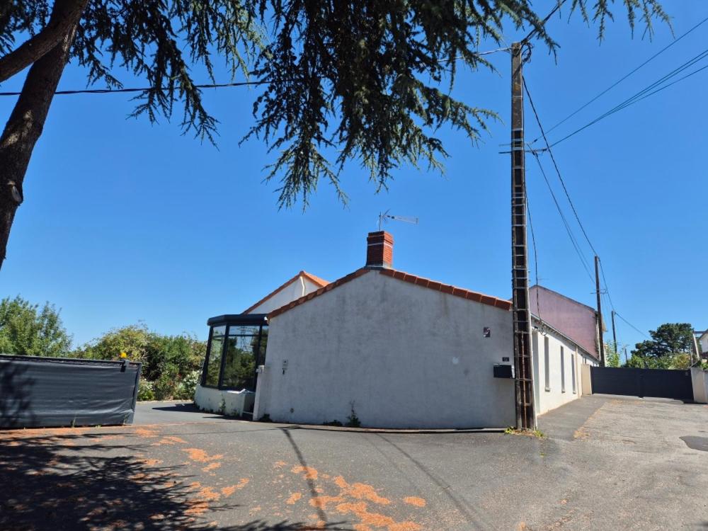 La longère du Moulin, logement T2 indépendant tout équipé avec cuisine, parking individuel avec portail, salon de jardin, belle grande chambre