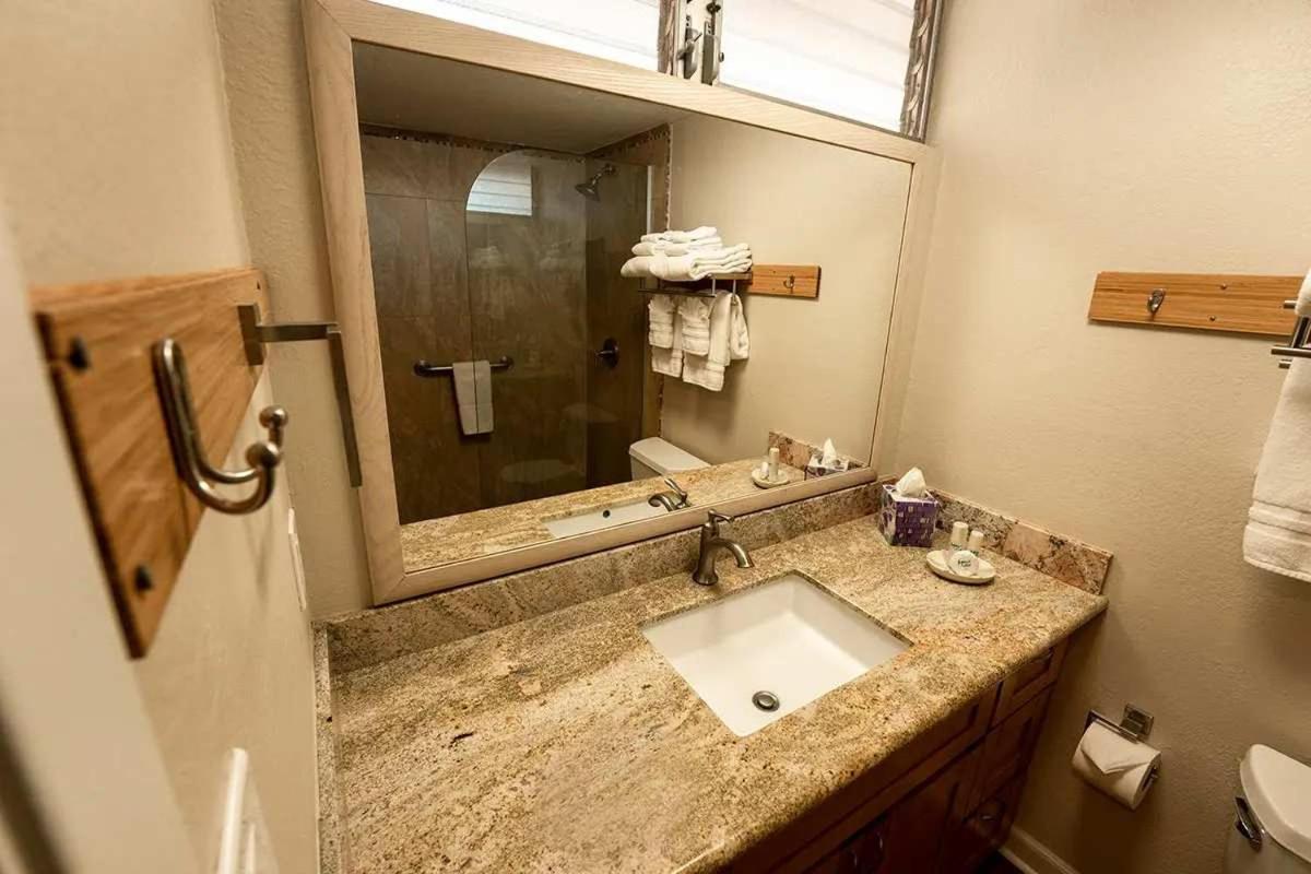 Studio for 2 - Ocean Views Gym AC Comfort Oceanfront Pool Walkable Dining