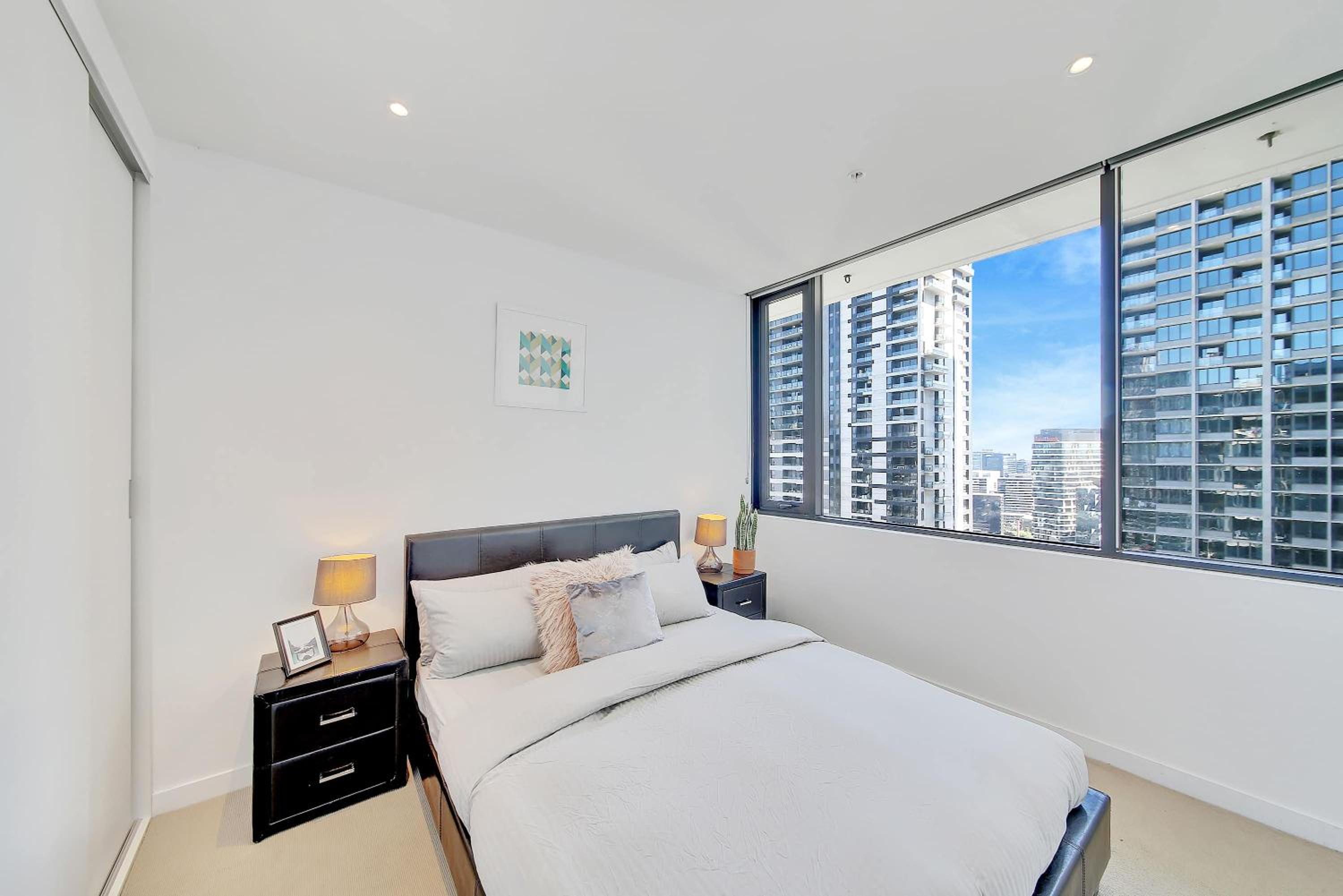 Cozy City View 2BR Apt Near Southern Cross Station