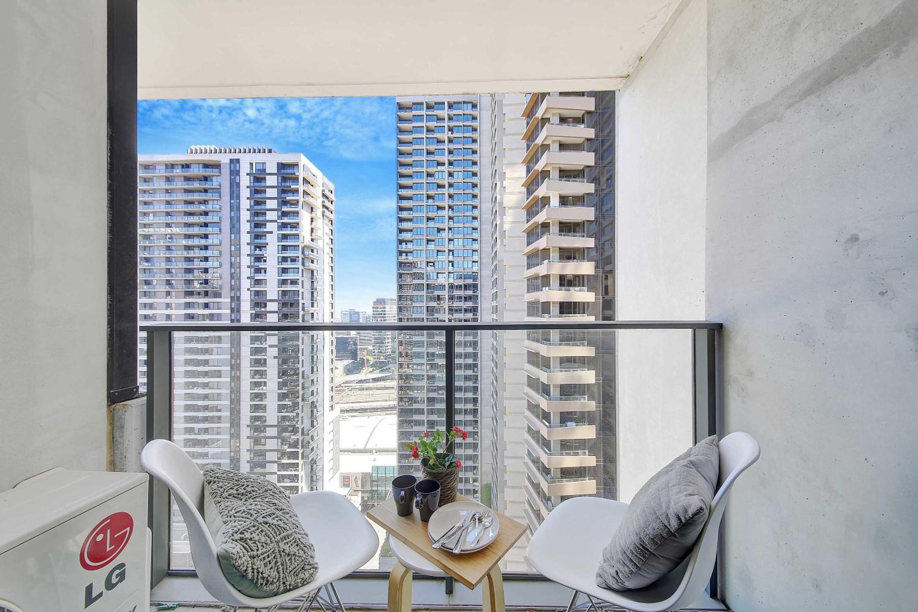 Cozy City View 2BR Apt Near Southern Cross Station
