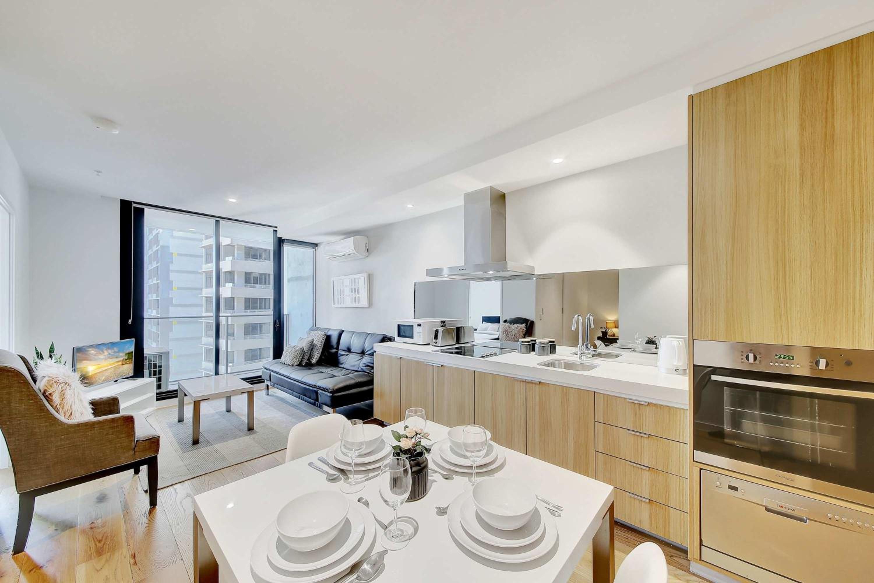 Cozy City View 2BR Apt Near Southern Cross Station