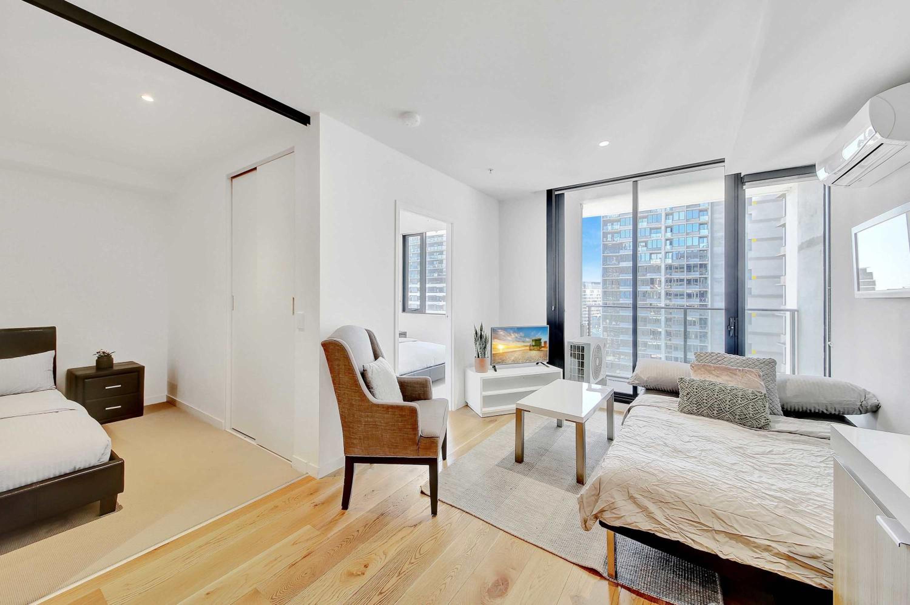 Cozy City View 2BR Apt Near Southern Cross Station