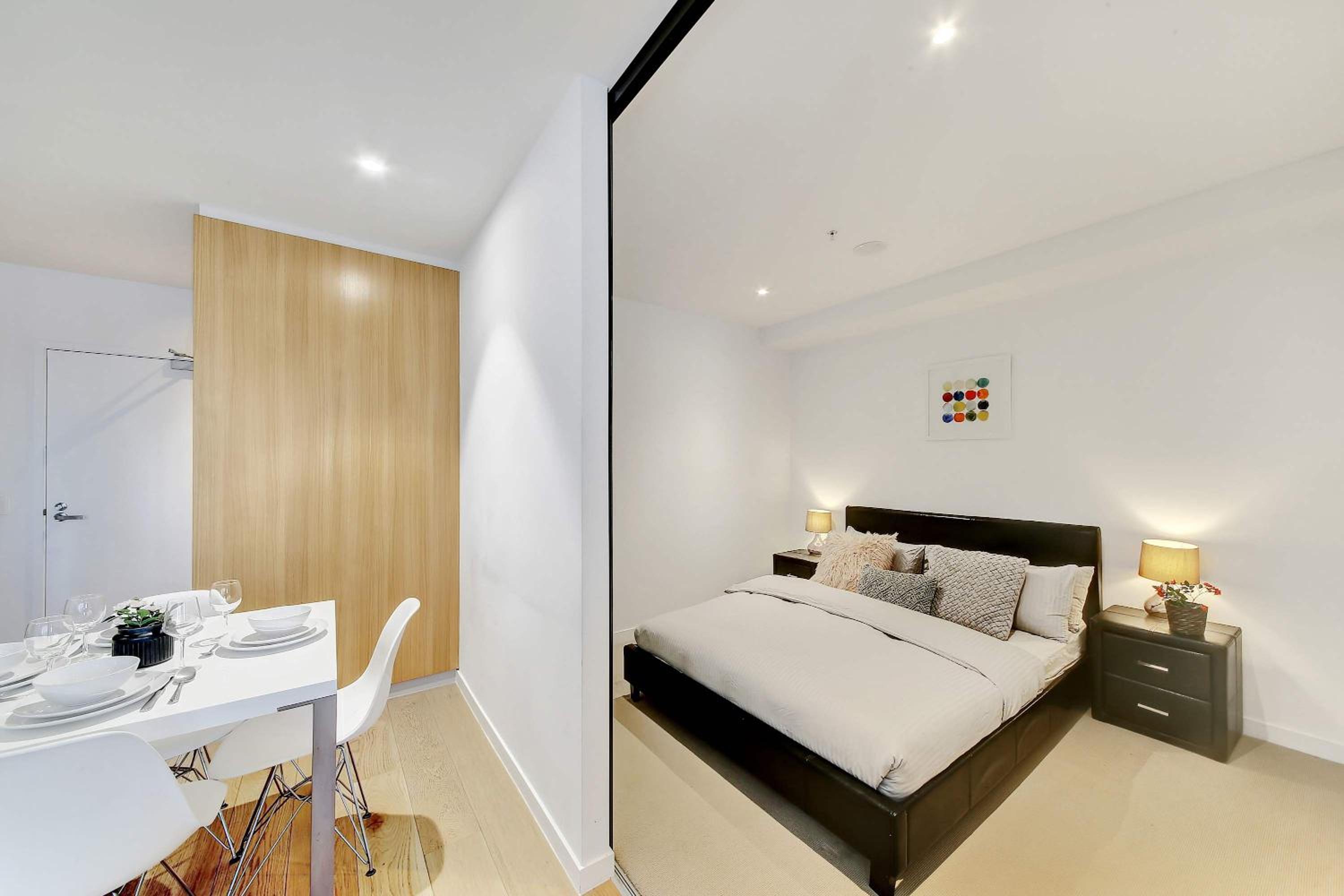 Cozy City View 2BR Apt Near Southern Cross Station