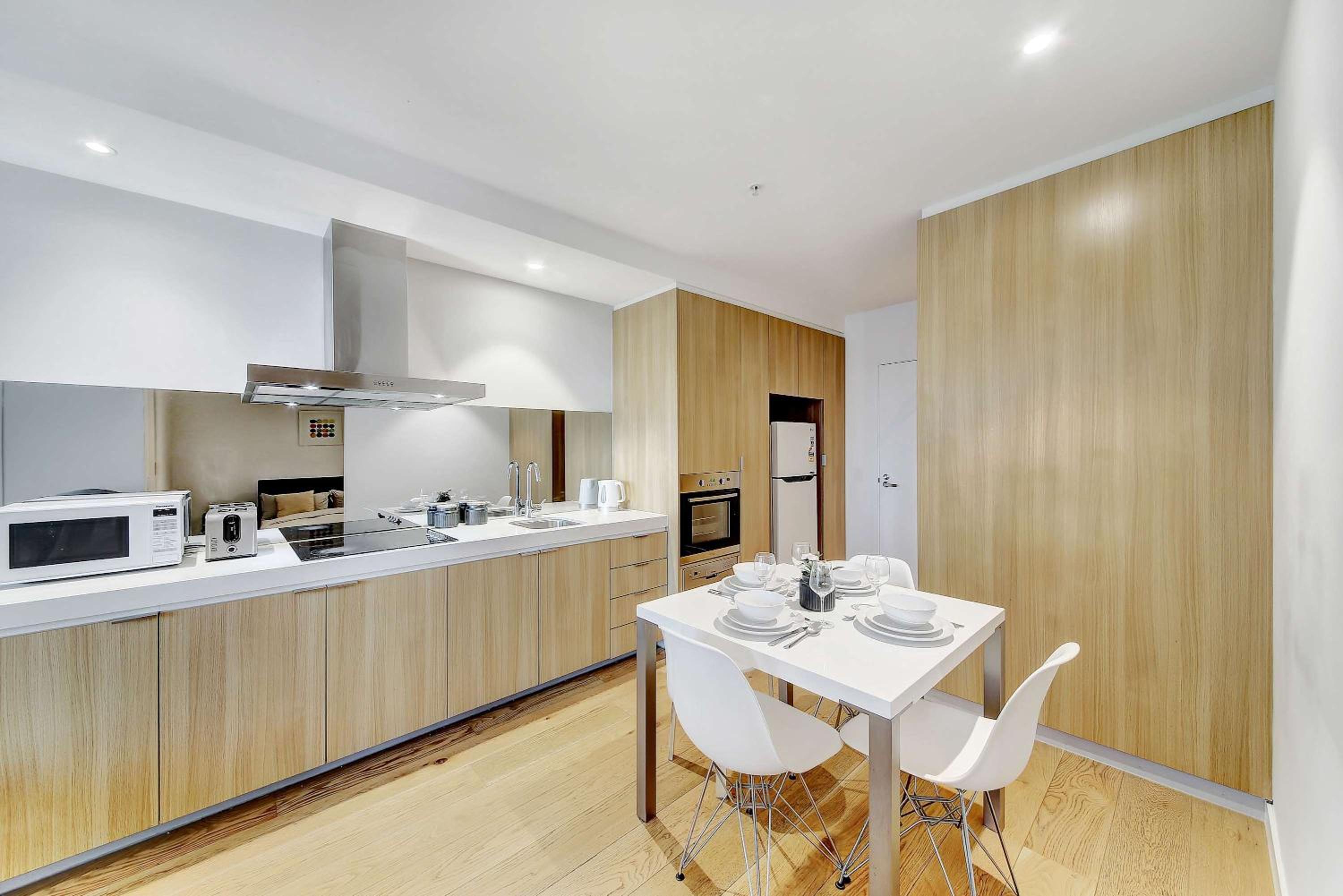 Cozy City View 2BR Apt Near Southern Cross Station