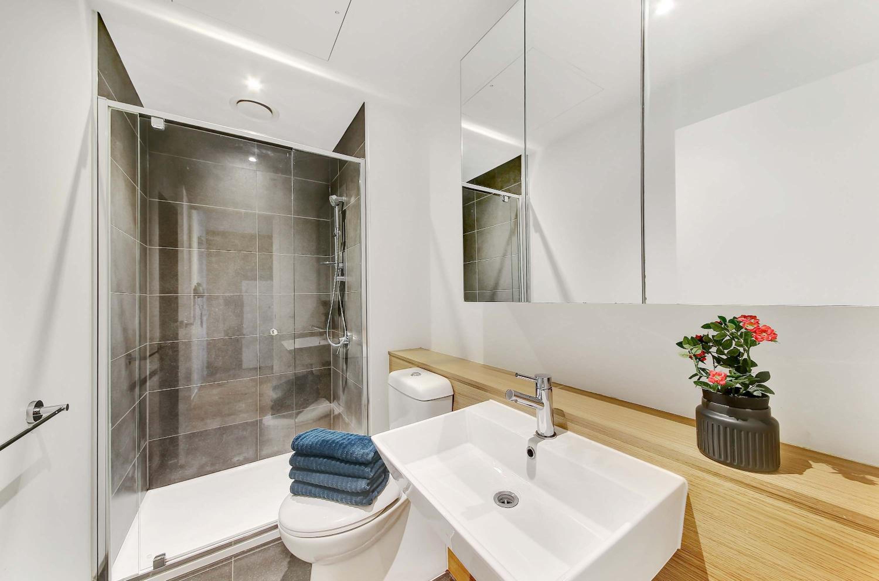Cozy City View 2BR Apt Near Southern Cross Station
