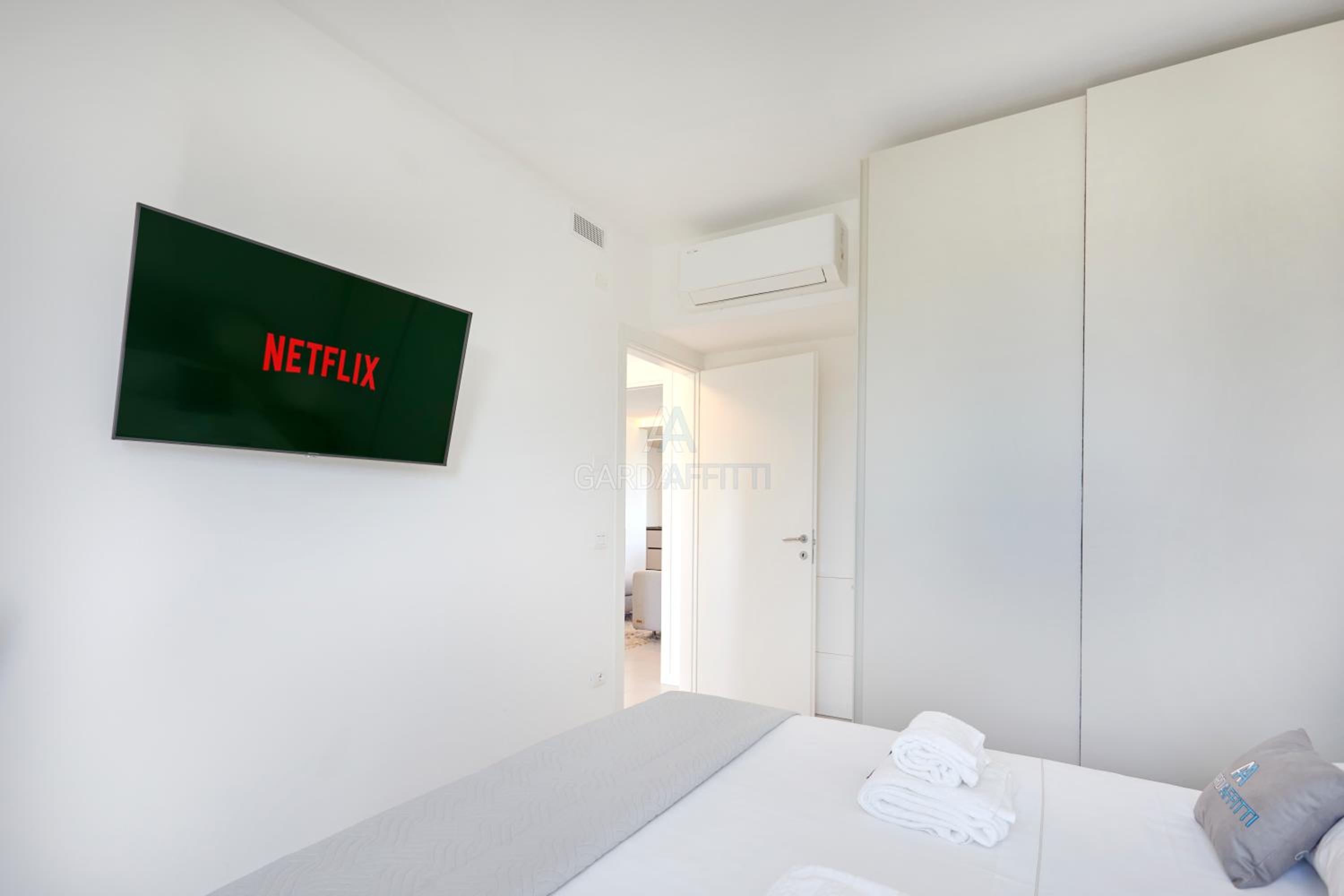 Queen Loft - Attico Moderno con Solarium Privato e Vista Piscina