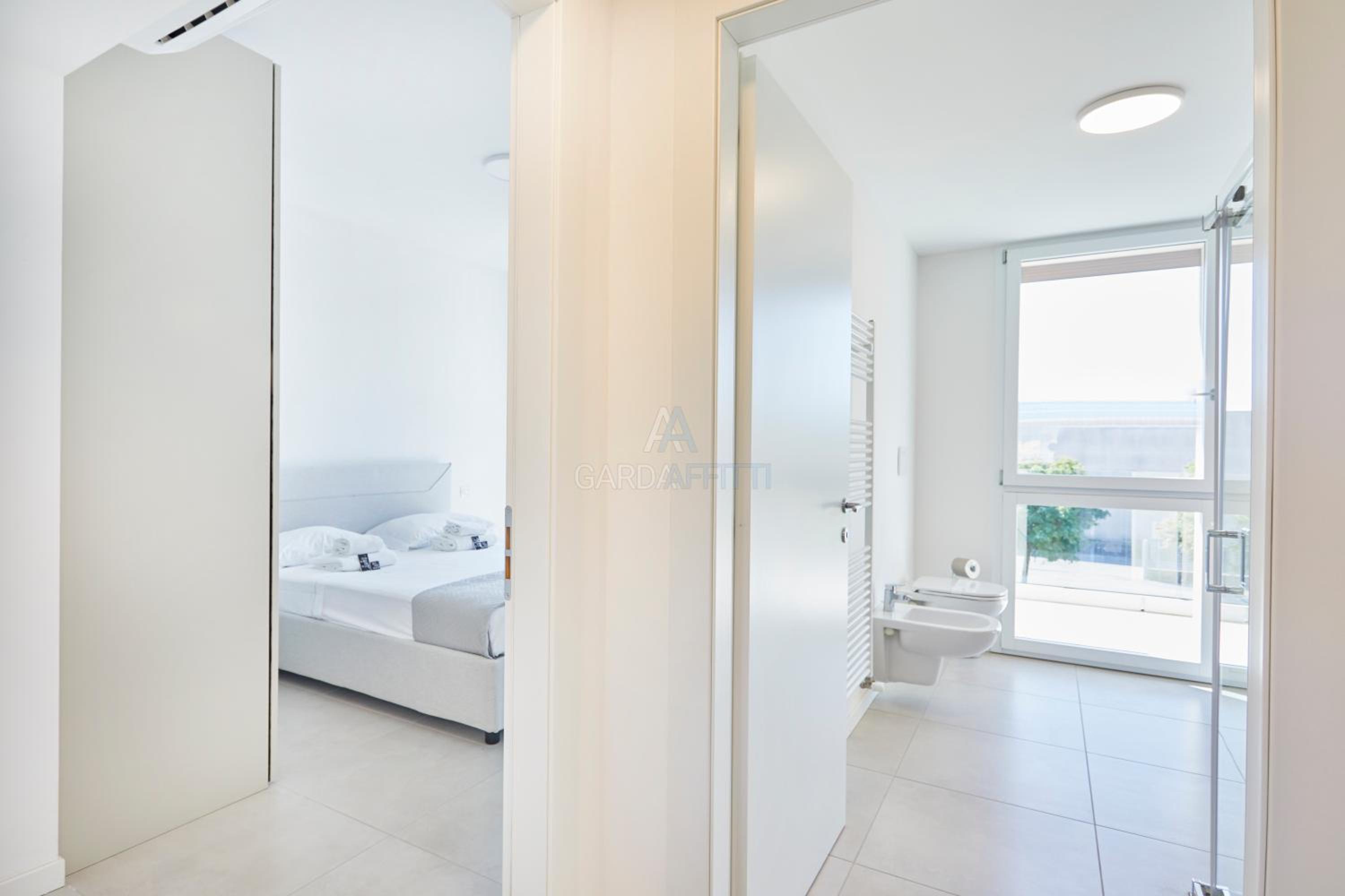 Queen Loft - Attico Moderno con Solarium Privato e Vista Piscina