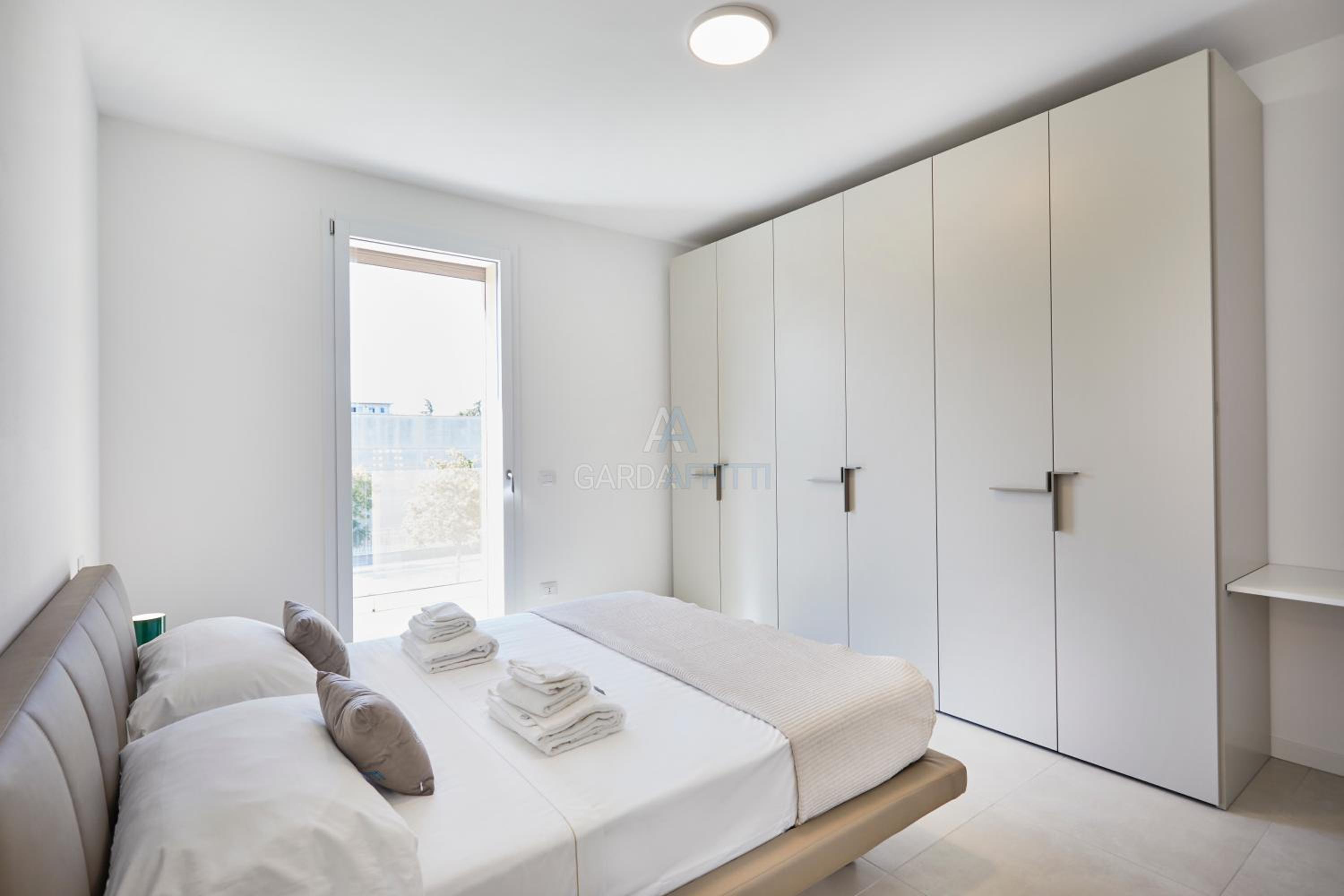 Queen Loft - Attico Moderno con Solarium Privato e Vista Piscina
