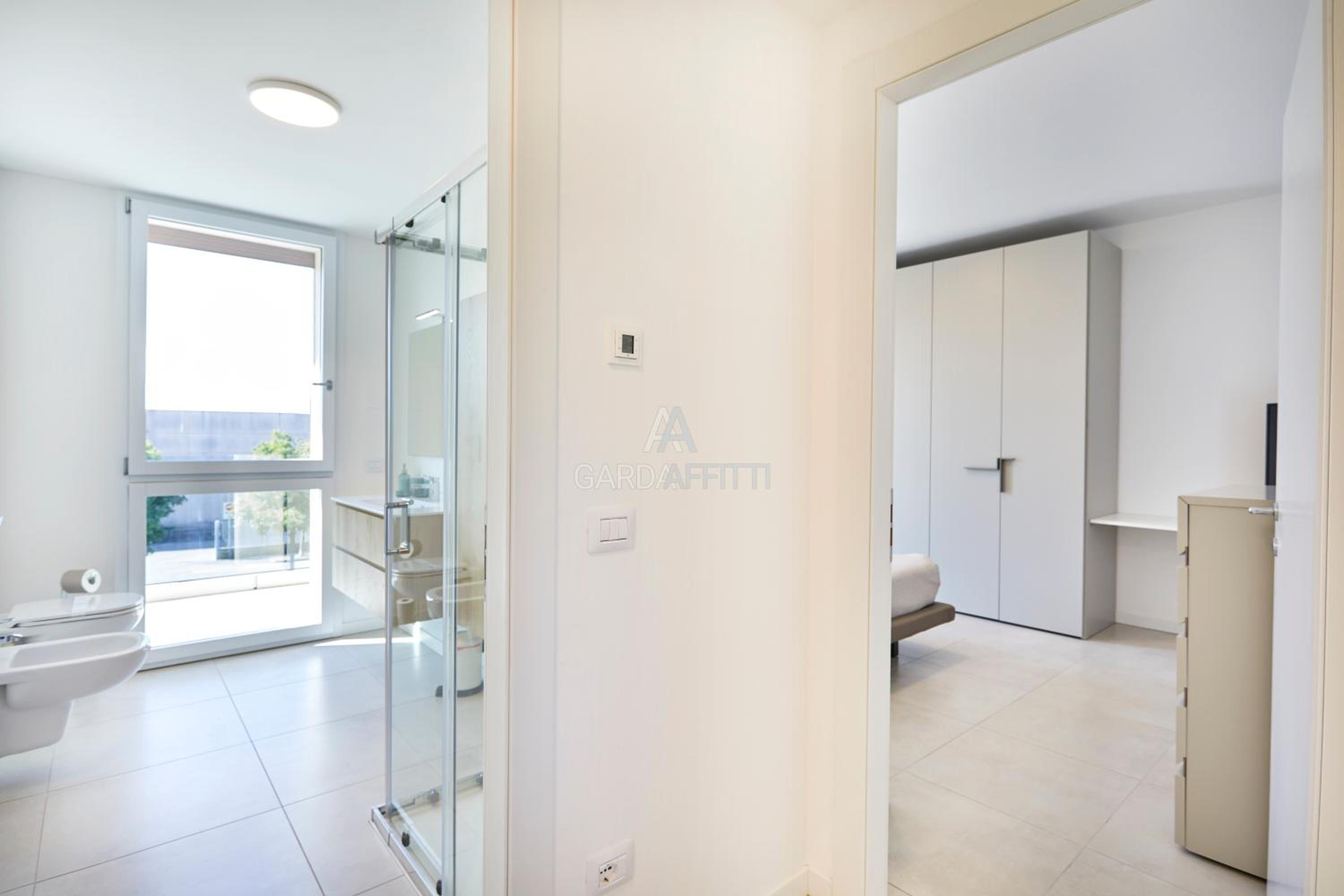 Queen Loft - Attico Moderno con Solarium Privato e Vista Piscina