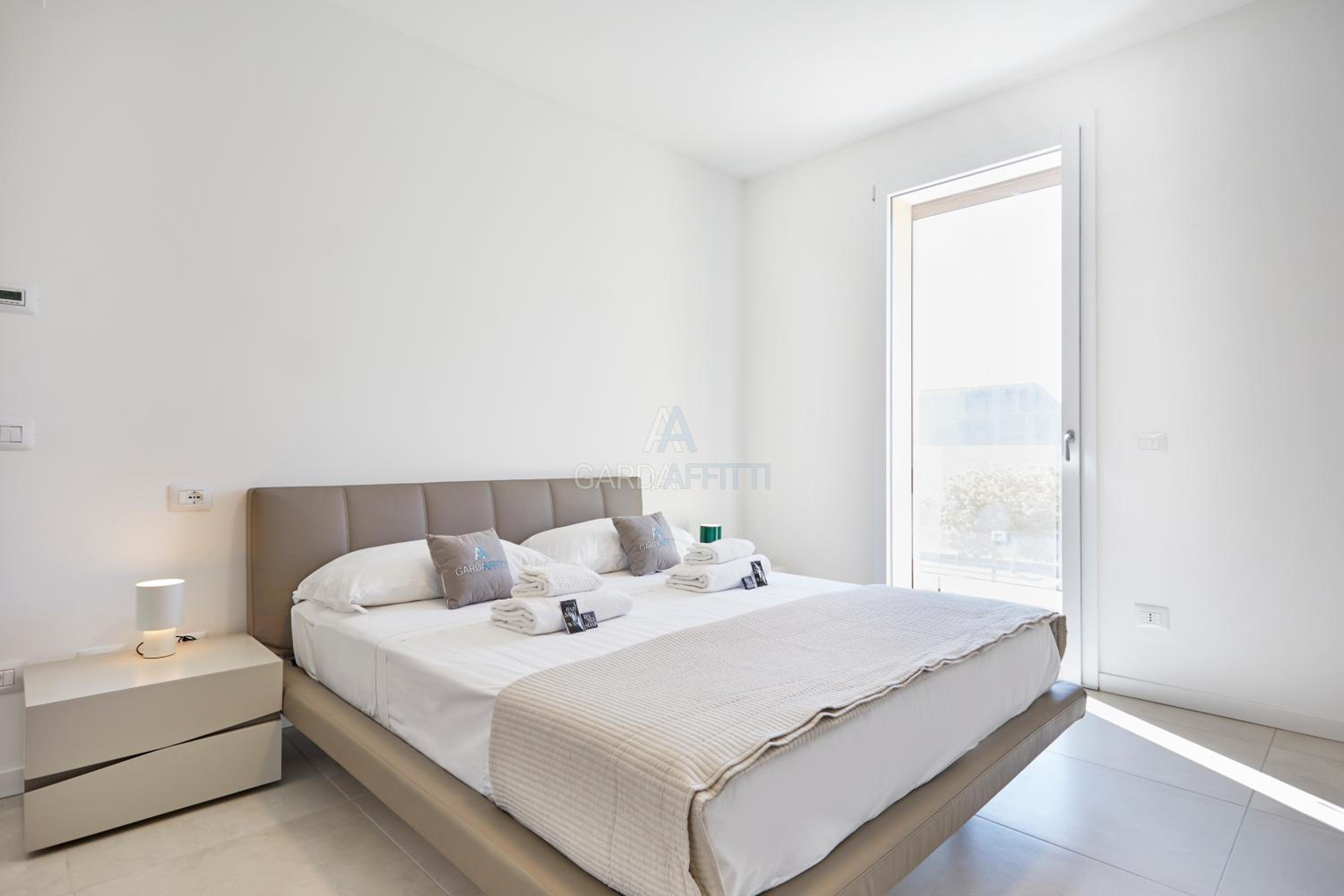Queen Loft - Attico Moderno con Solarium Privato e Vista Piscina