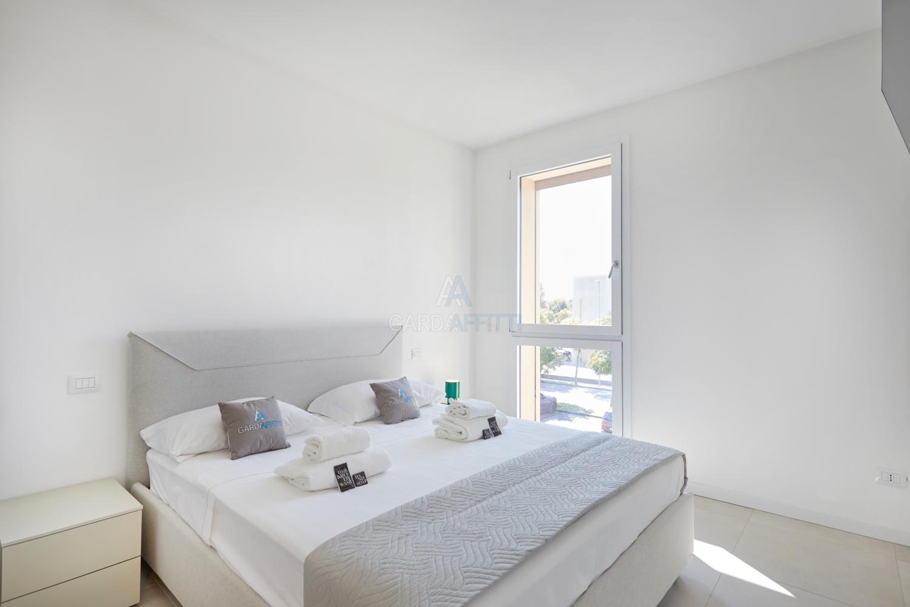 Queen Loft - Attico Moderno con Solarium Privato e Vista Piscina