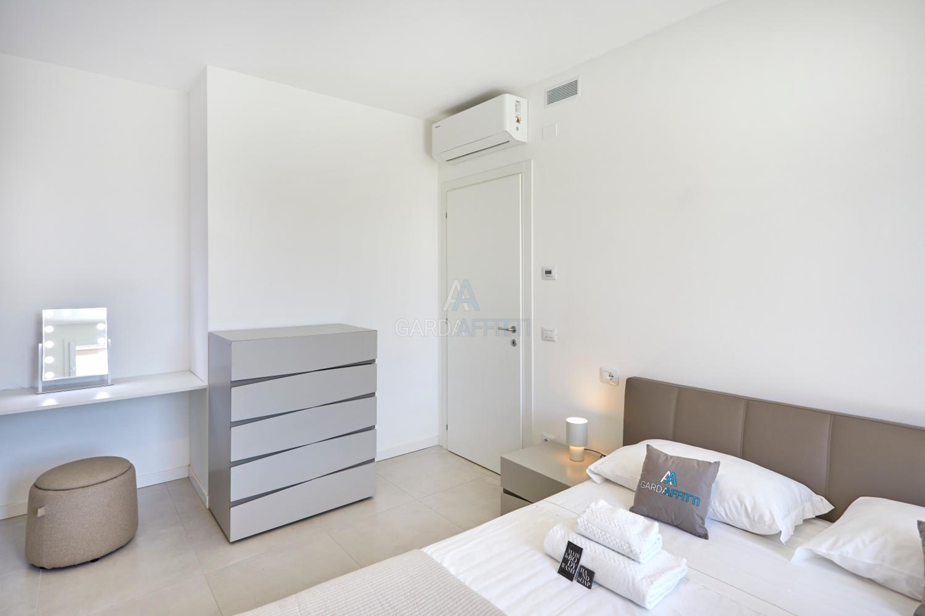 Queen Loft - Attico Moderno con Solarium Privato e Vista Piscina