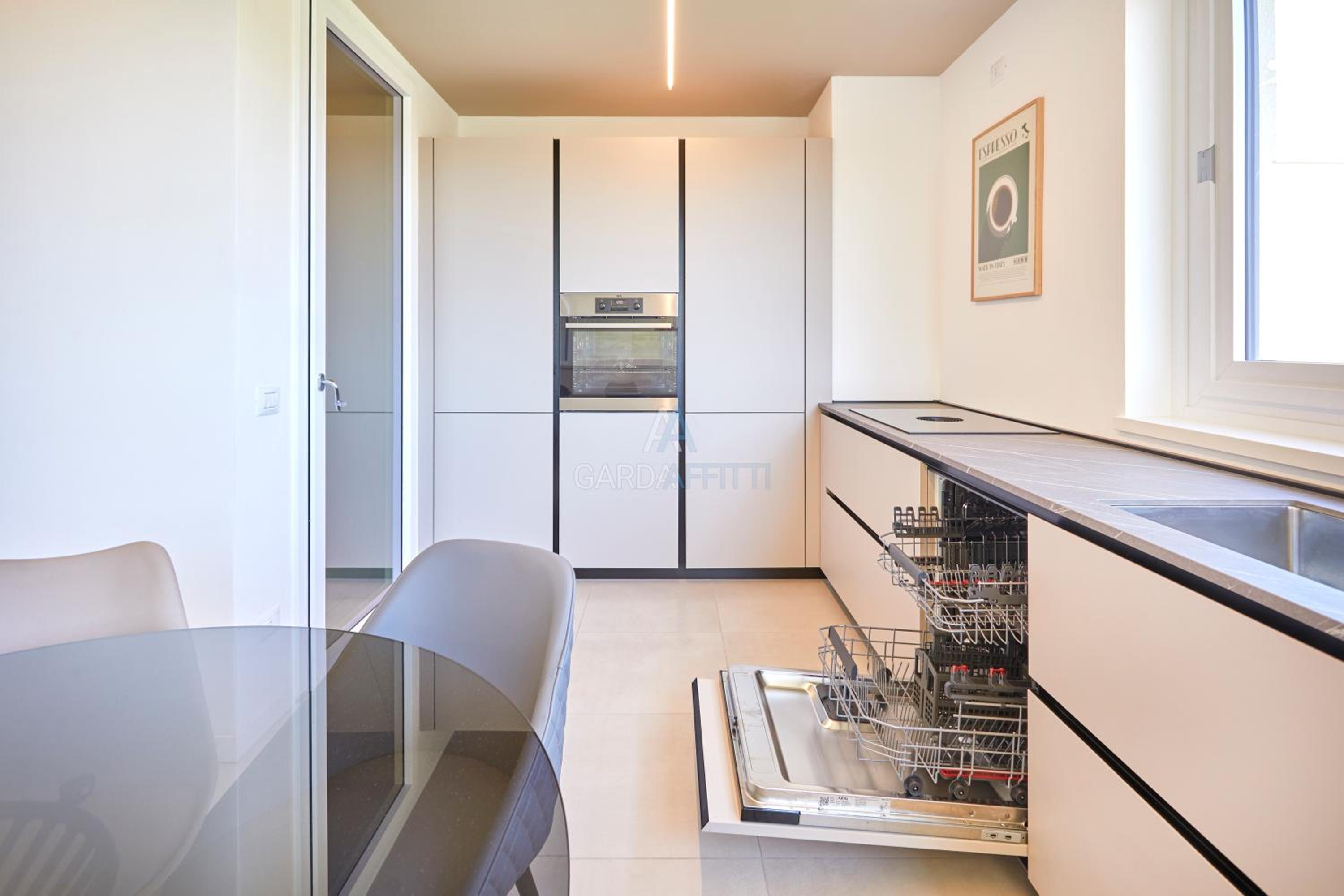 Queen Loft - Attico Moderno con Solarium Privato e Vista Piscina