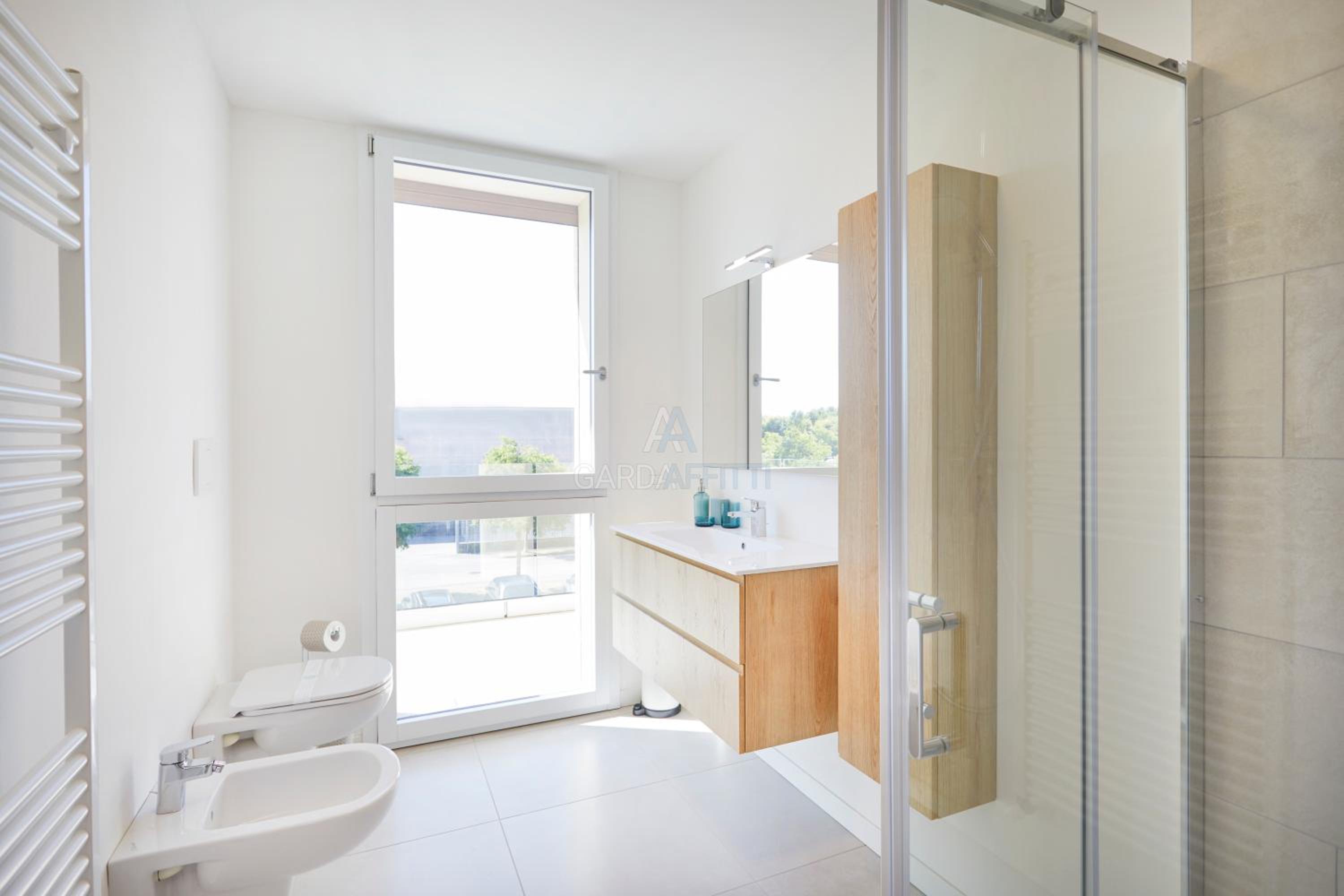 Queen Loft - Attico Moderno con Solarium Privato e Vista Piscina