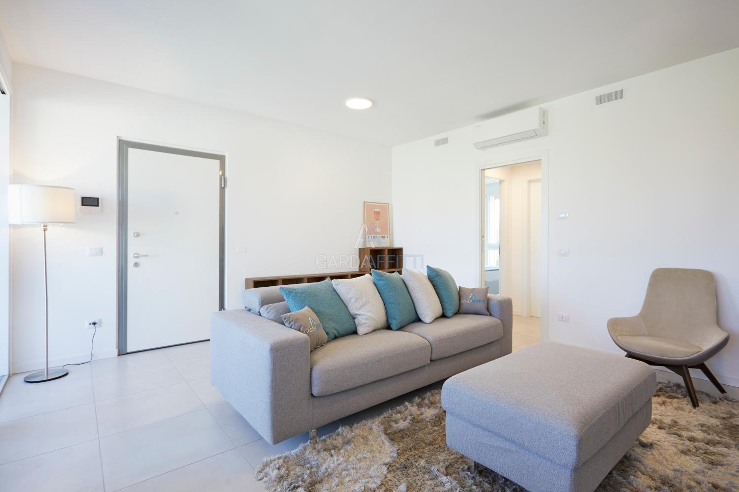 Queen Loft - Attico Moderno con Solarium Privato e Vista Piscina