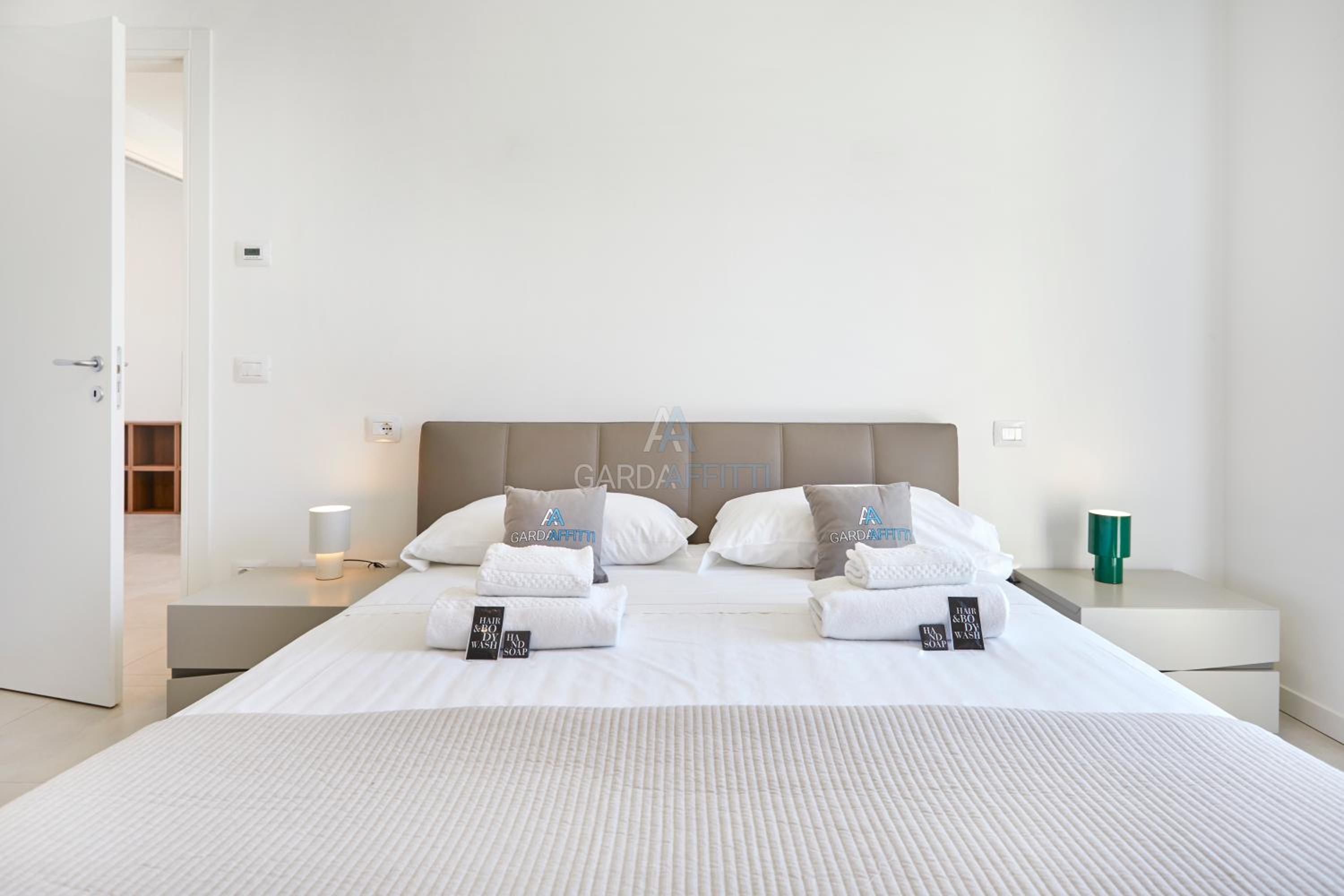 Queen Loft - Attico Moderno con Solarium Privato e Vista Piscina