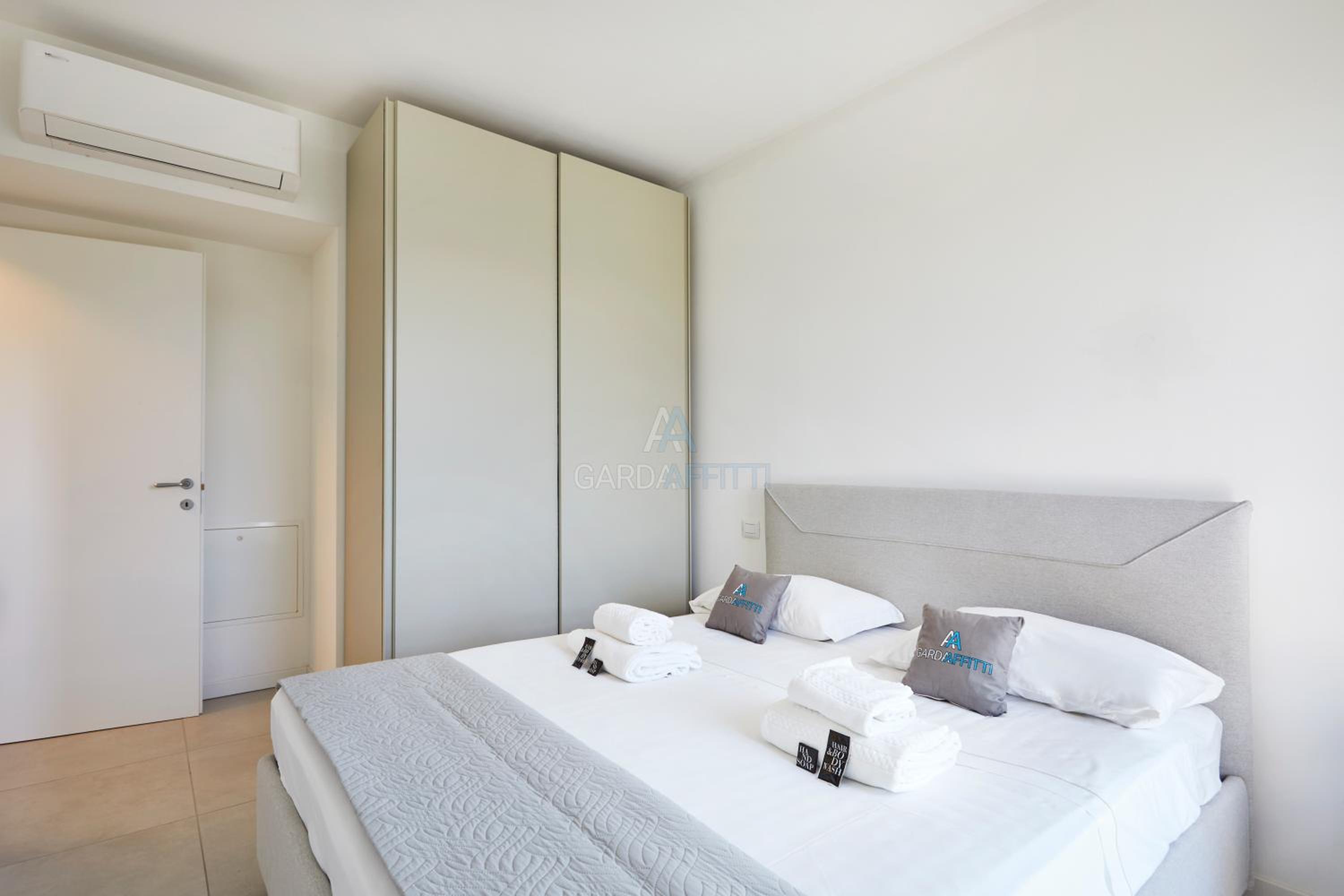 Queen Loft - Attico Moderno con Solarium Privato e Vista Piscina