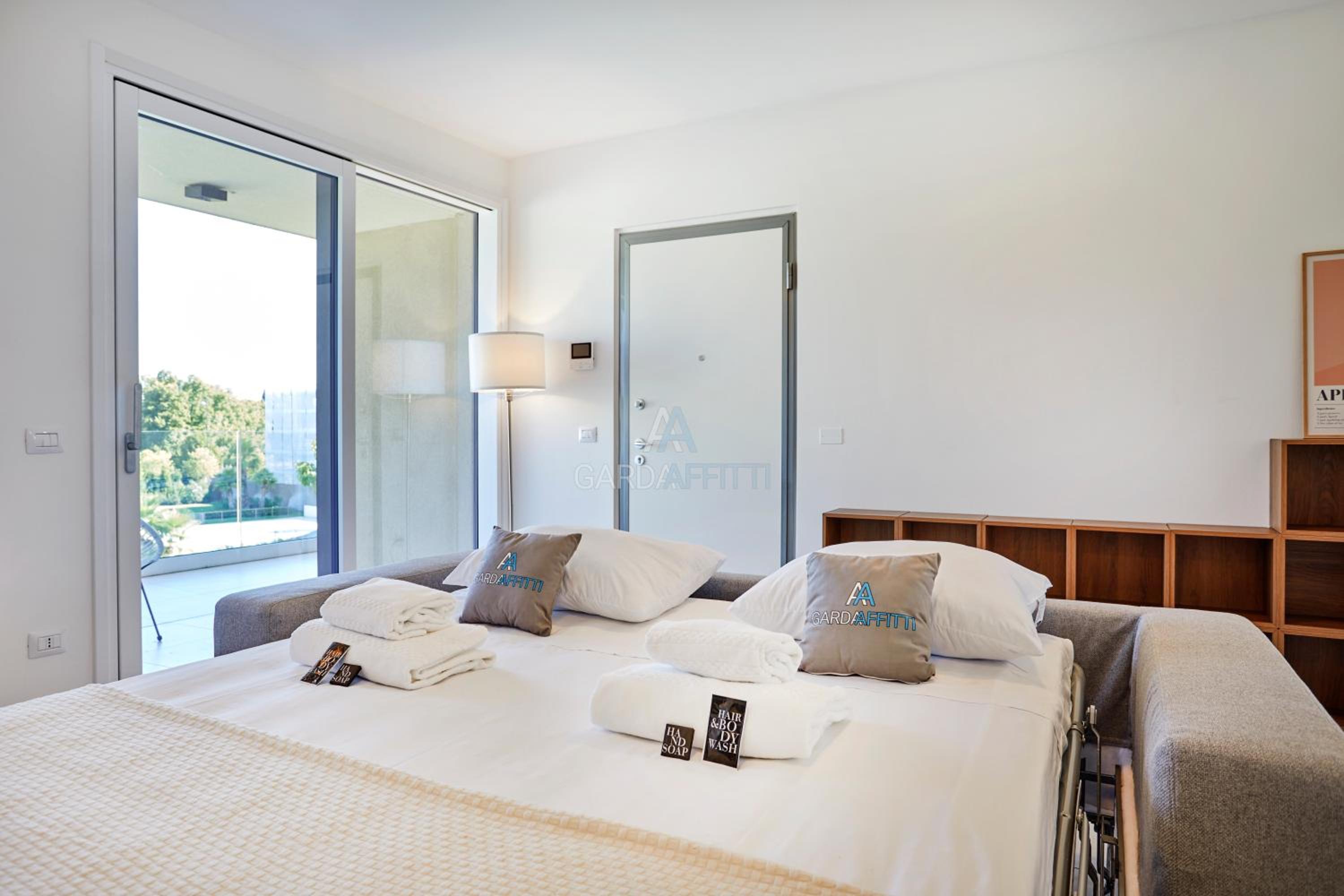 Queen Loft - Attico Moderno con Solarium Privato e Vista Piscina