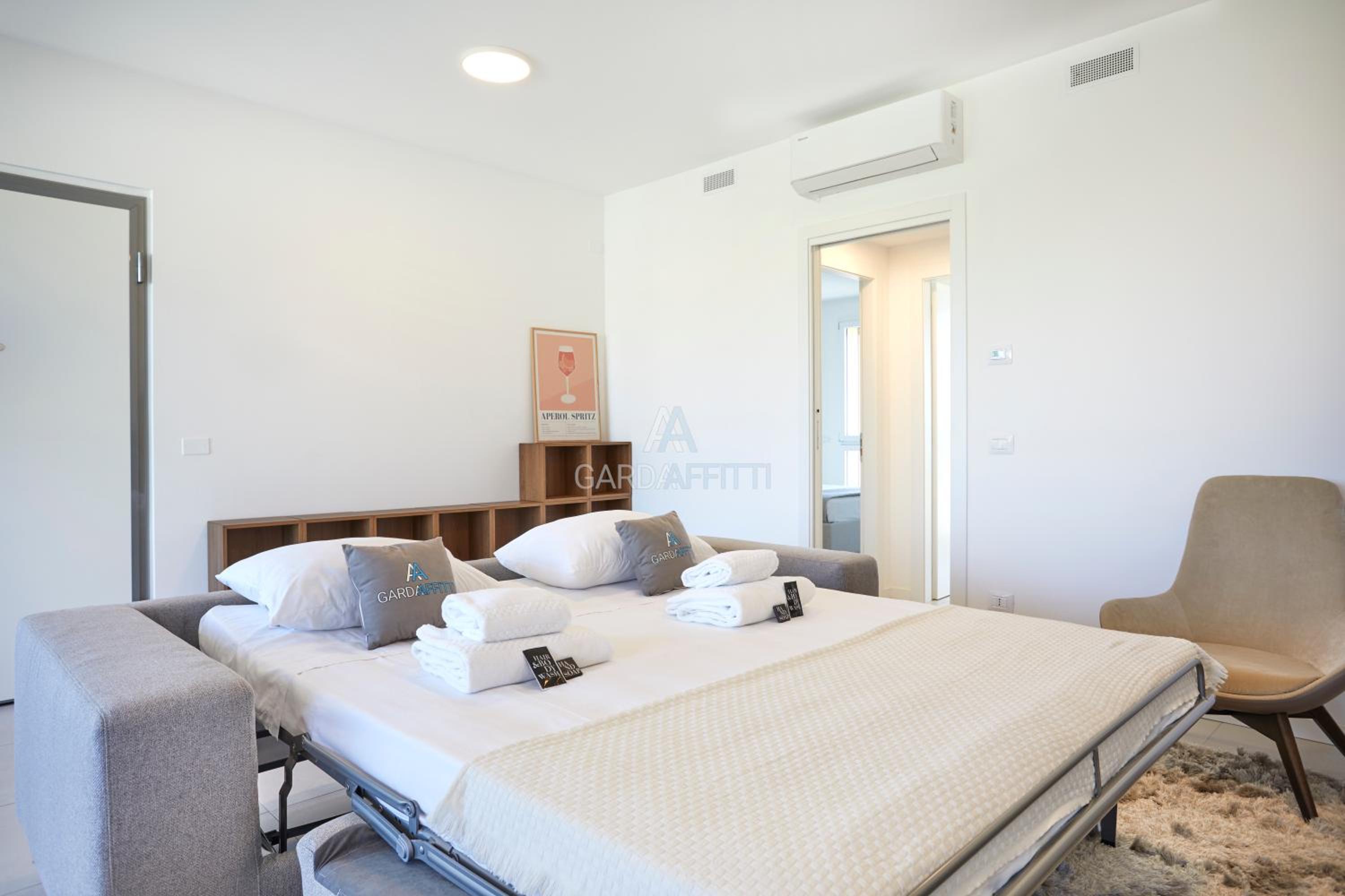 Queen Loft - Attico Moderno con Solarium Privato e Vista Piscina