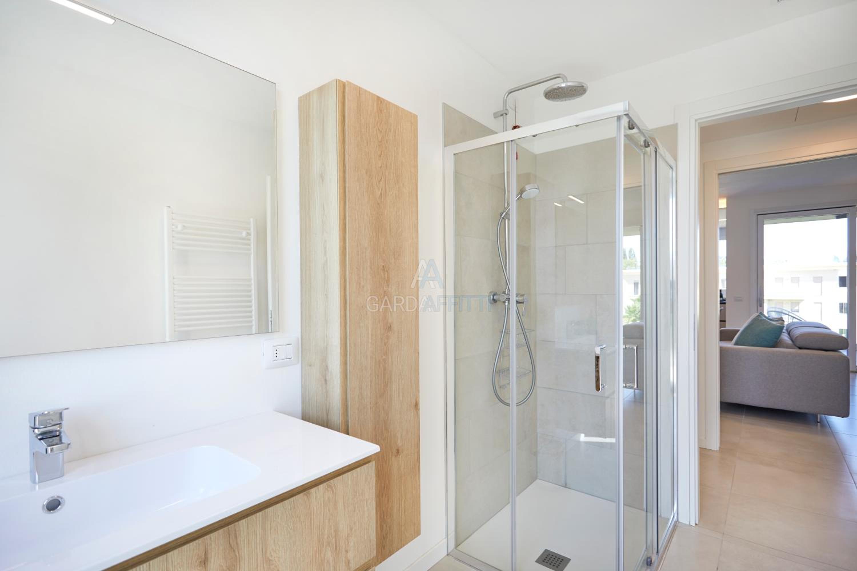 Queen Loft - Attico Moderno con Solarium Privato e Vista Piscina