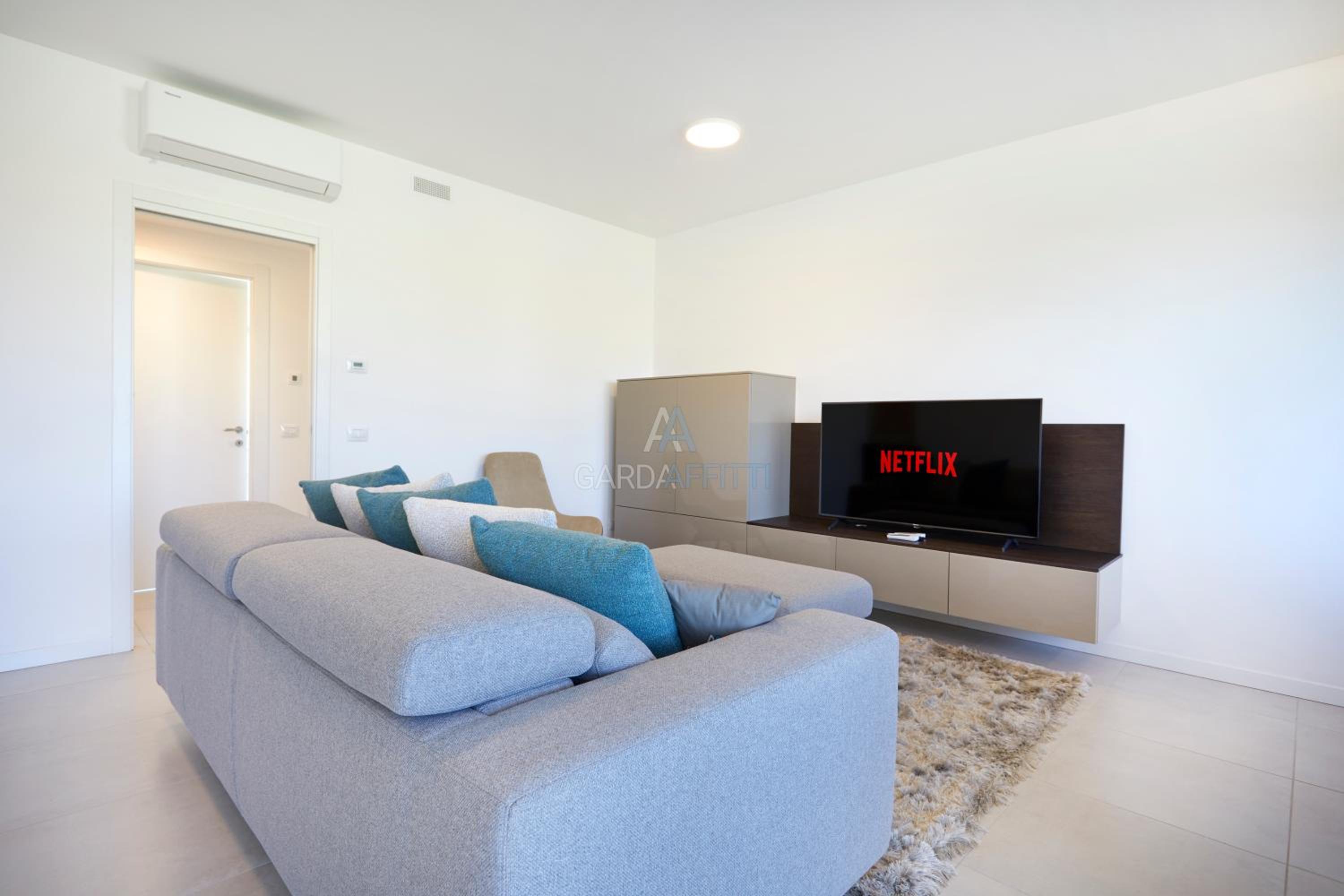 Queen Loft - Attico Moderno con Solarium Privato e Vista Piscina