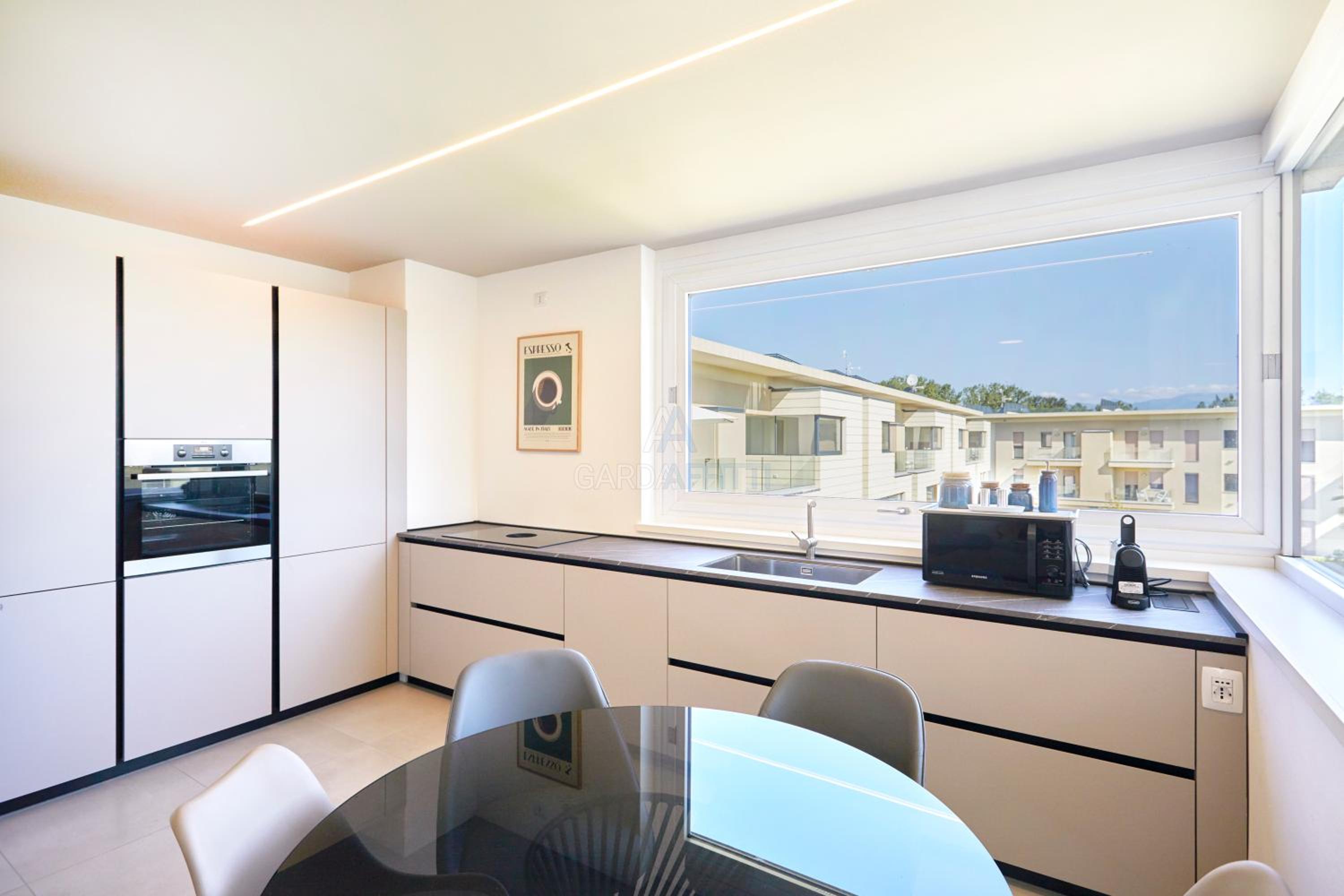 Queen Loft - Attico Moderno con Solarium Privato e Vista Piscina