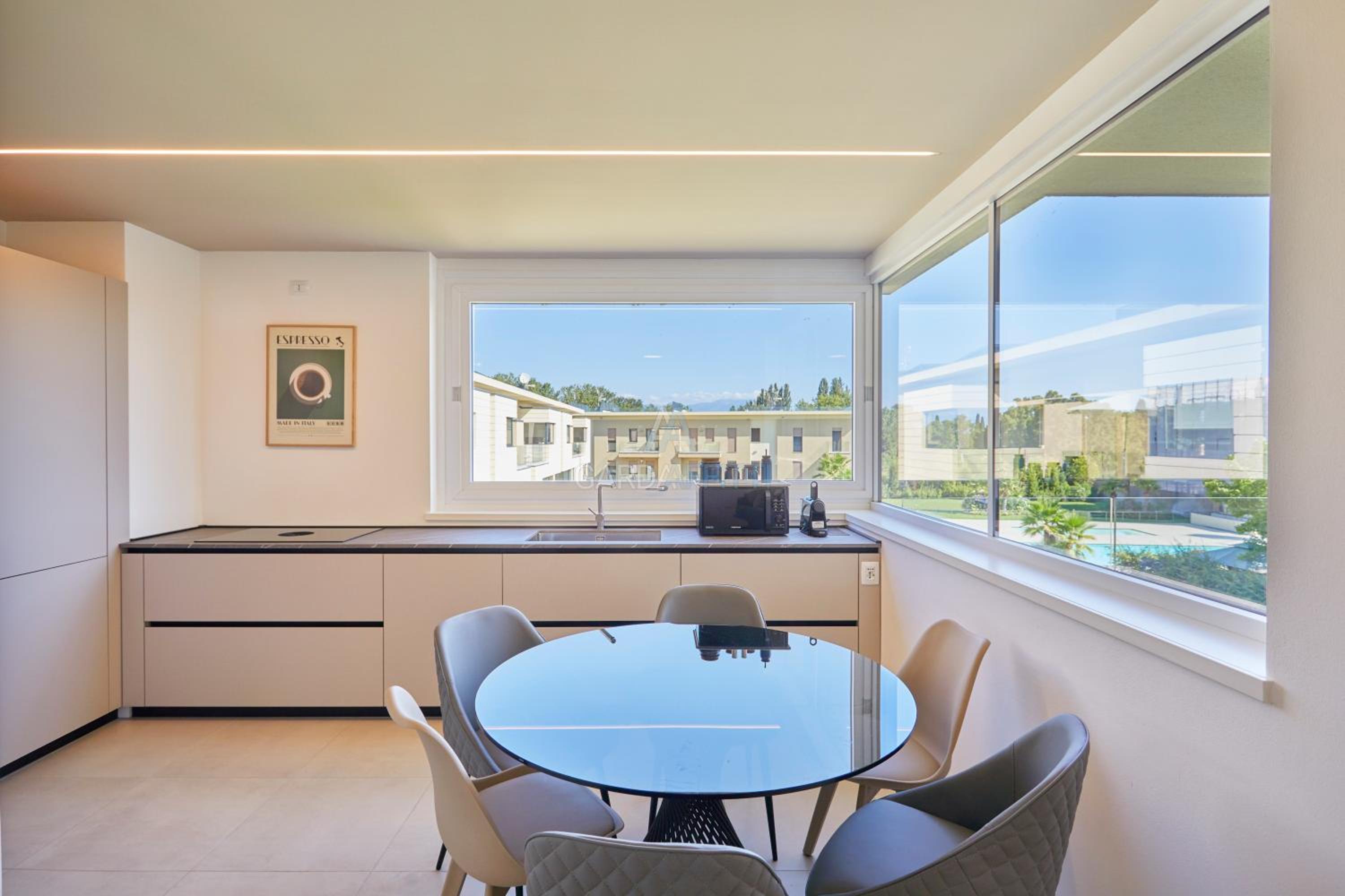 Queen Loft - Attico Moderno con Solarium Privato e Vista Piscina