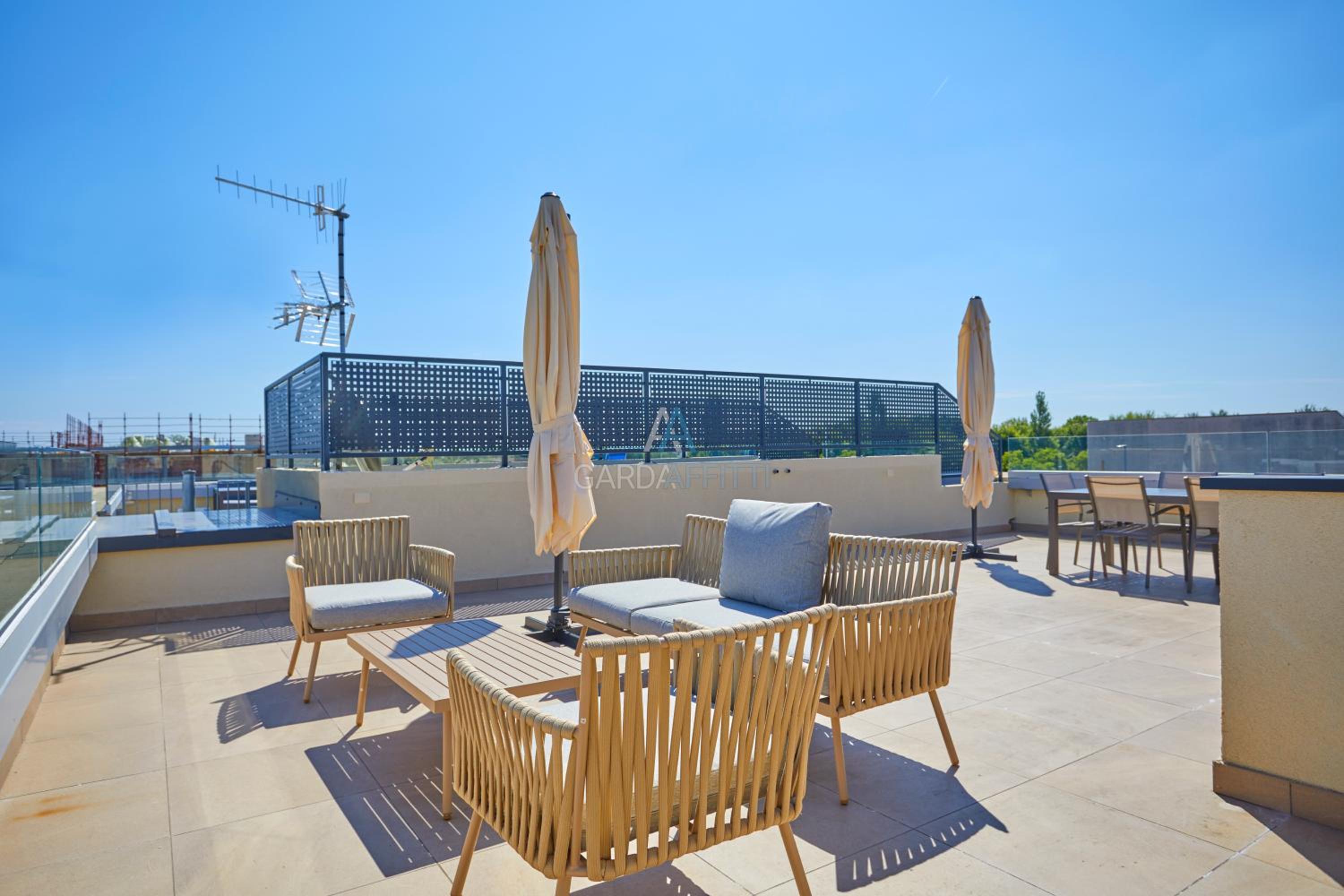 Queen Loft - Attico Moderno con Solarium Privato e Vista Piscina