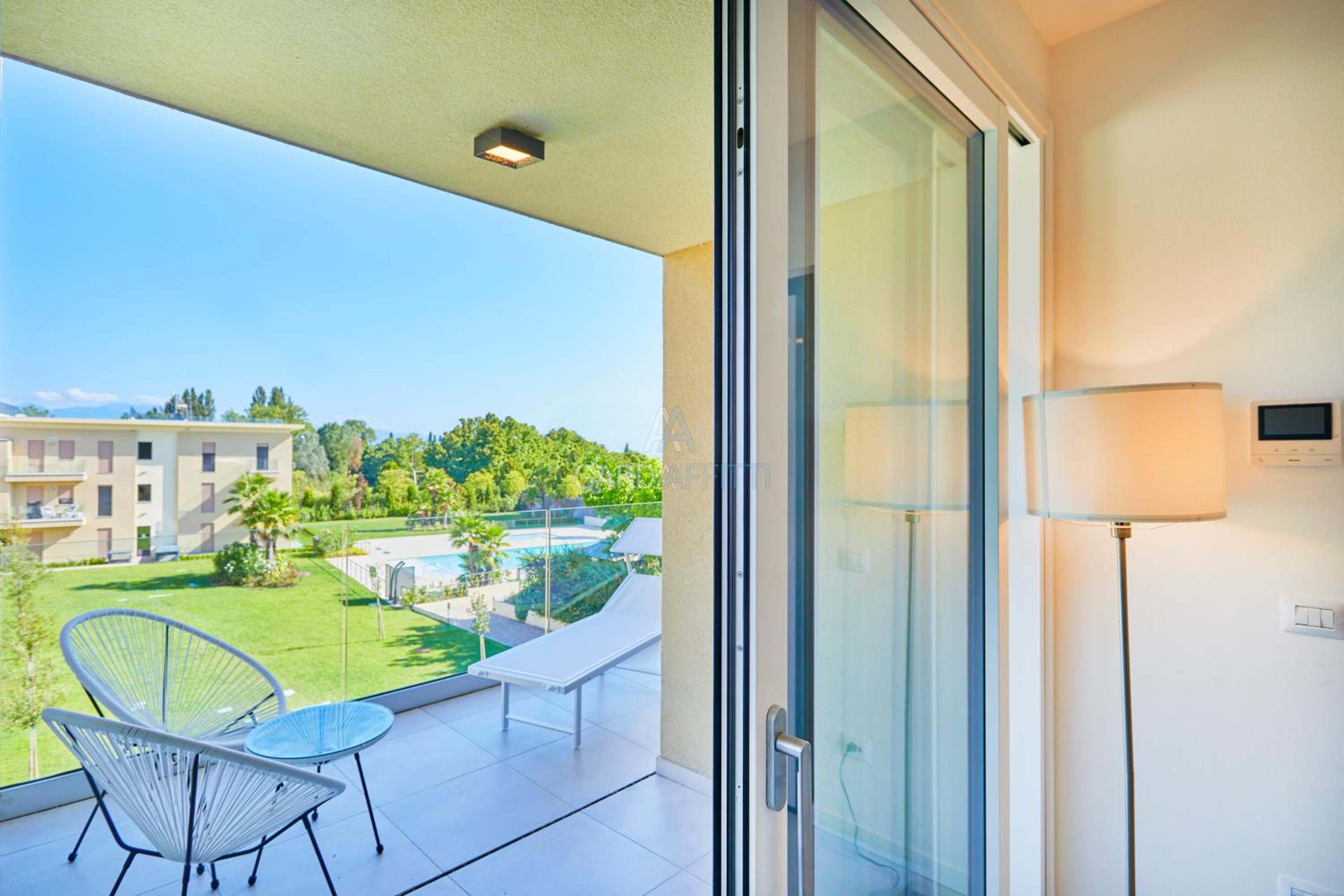 Queen Loft - Attico Moderno con Solarium Privato e Vista Piscina