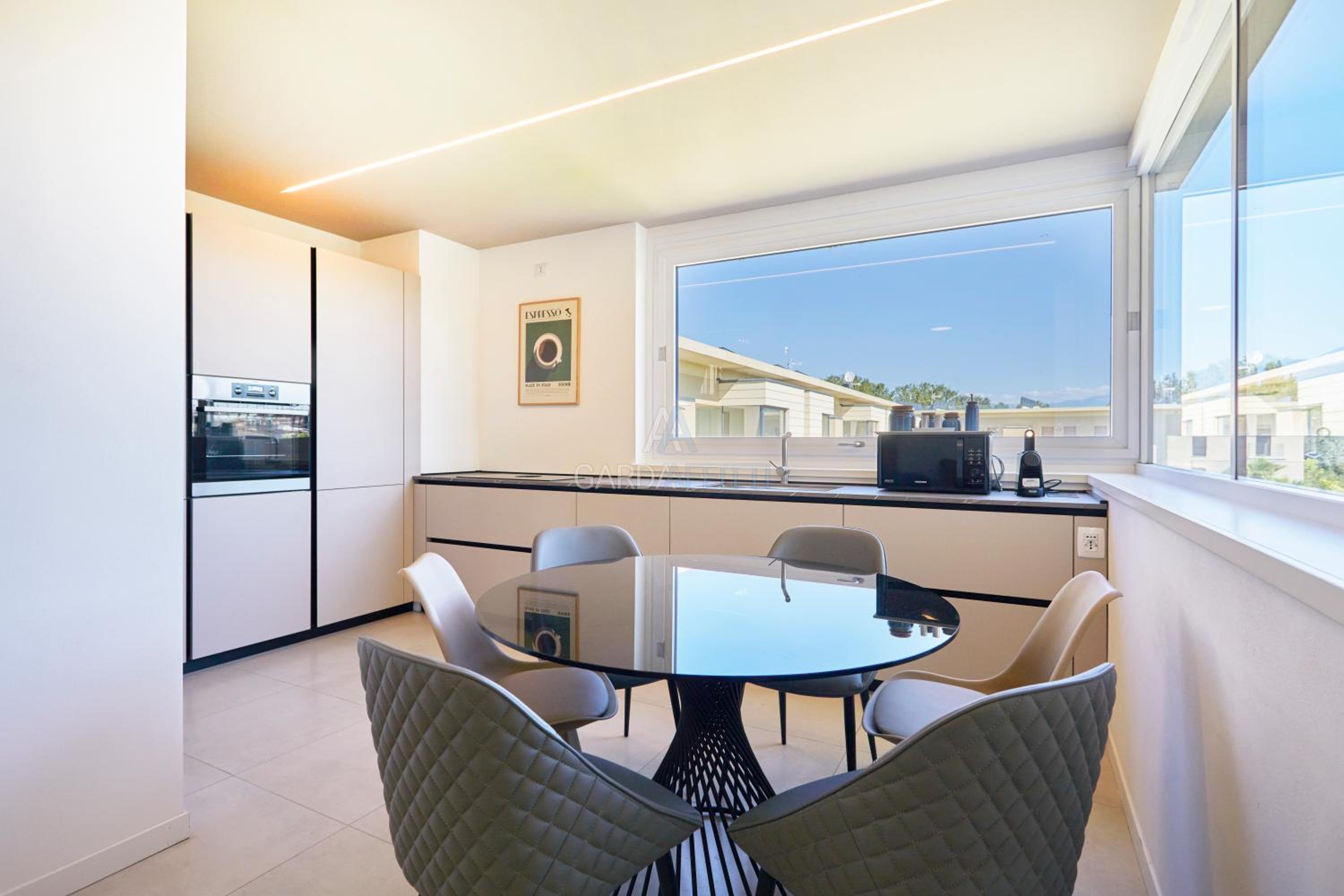 Queen Loft - Attico Moderno con Solarium Privato e Vista Piscina