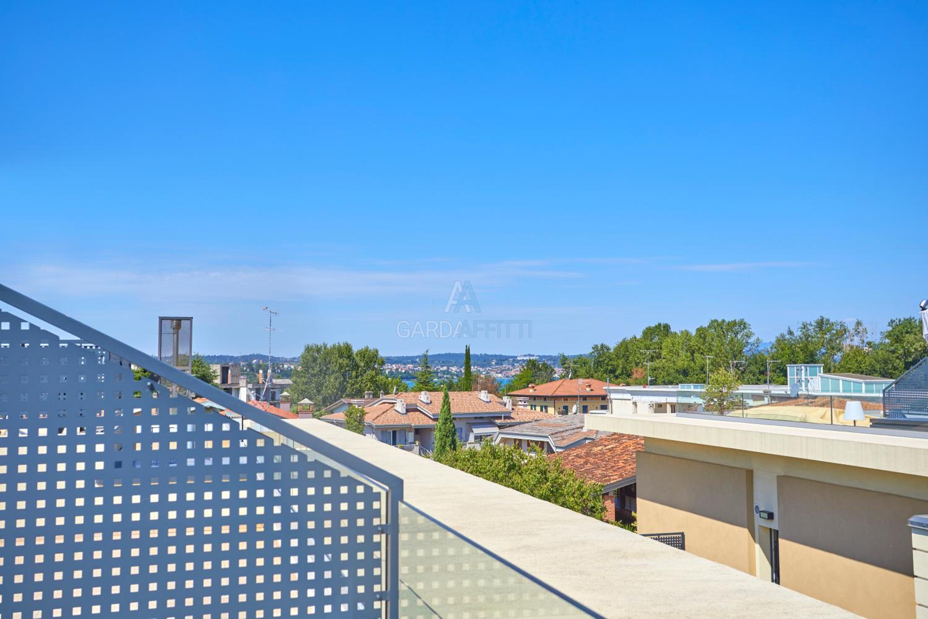 Queen Loft - Attico Moderno con Solarium Privato e Vista Piscina