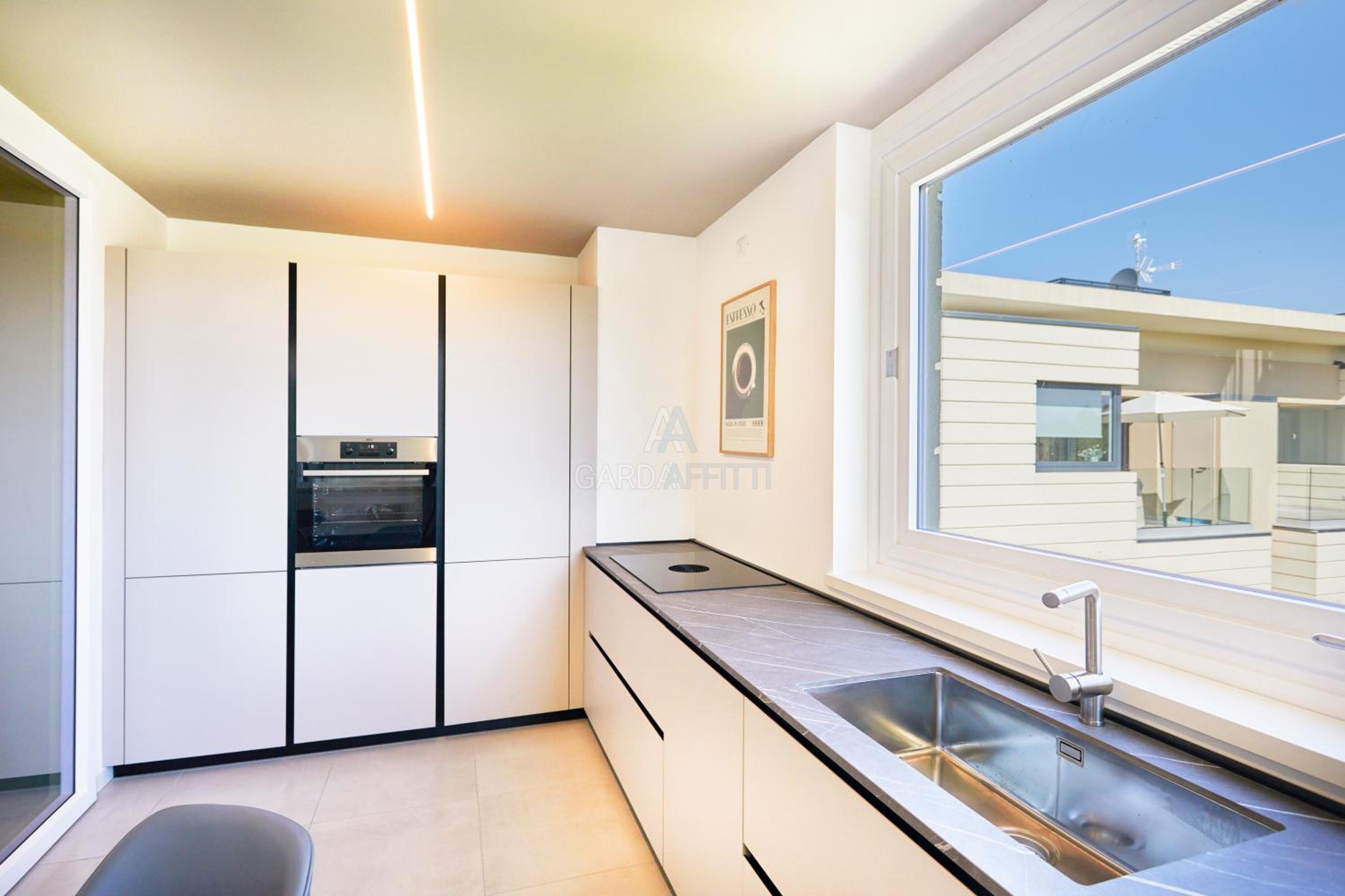 Queen Loft - Attico Moderno con Solarium Privato e Vista Piscina