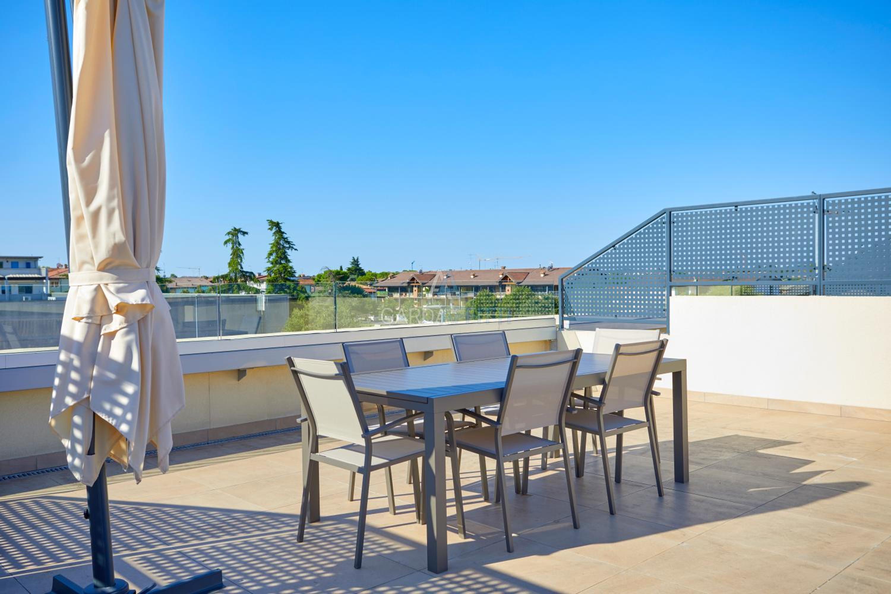 Queen Loft - Attico Moderno con Solarium Privato e Vista Piscina