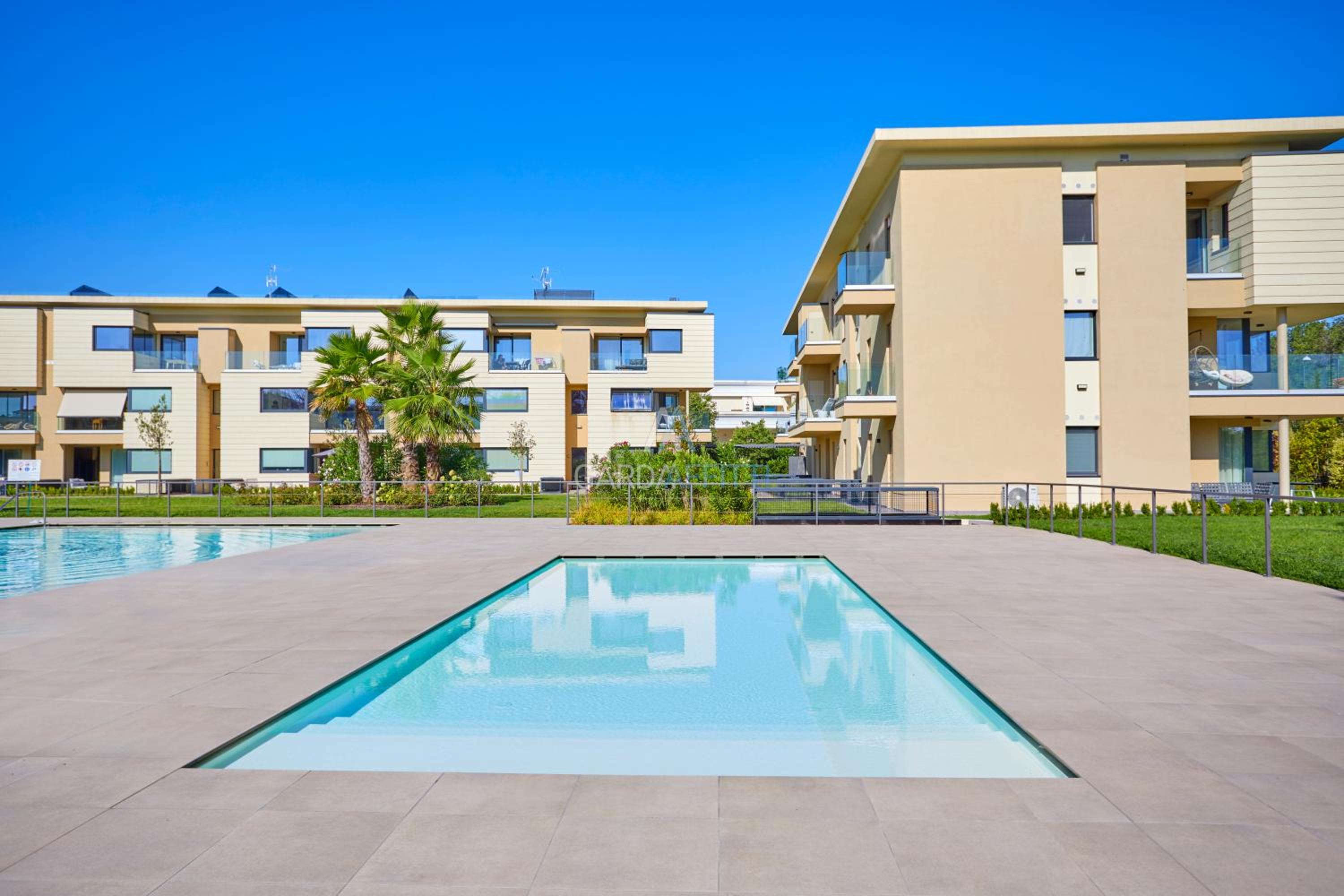 Queen Loft - Attico Moderno con Solarium Privato e Vista Piscina