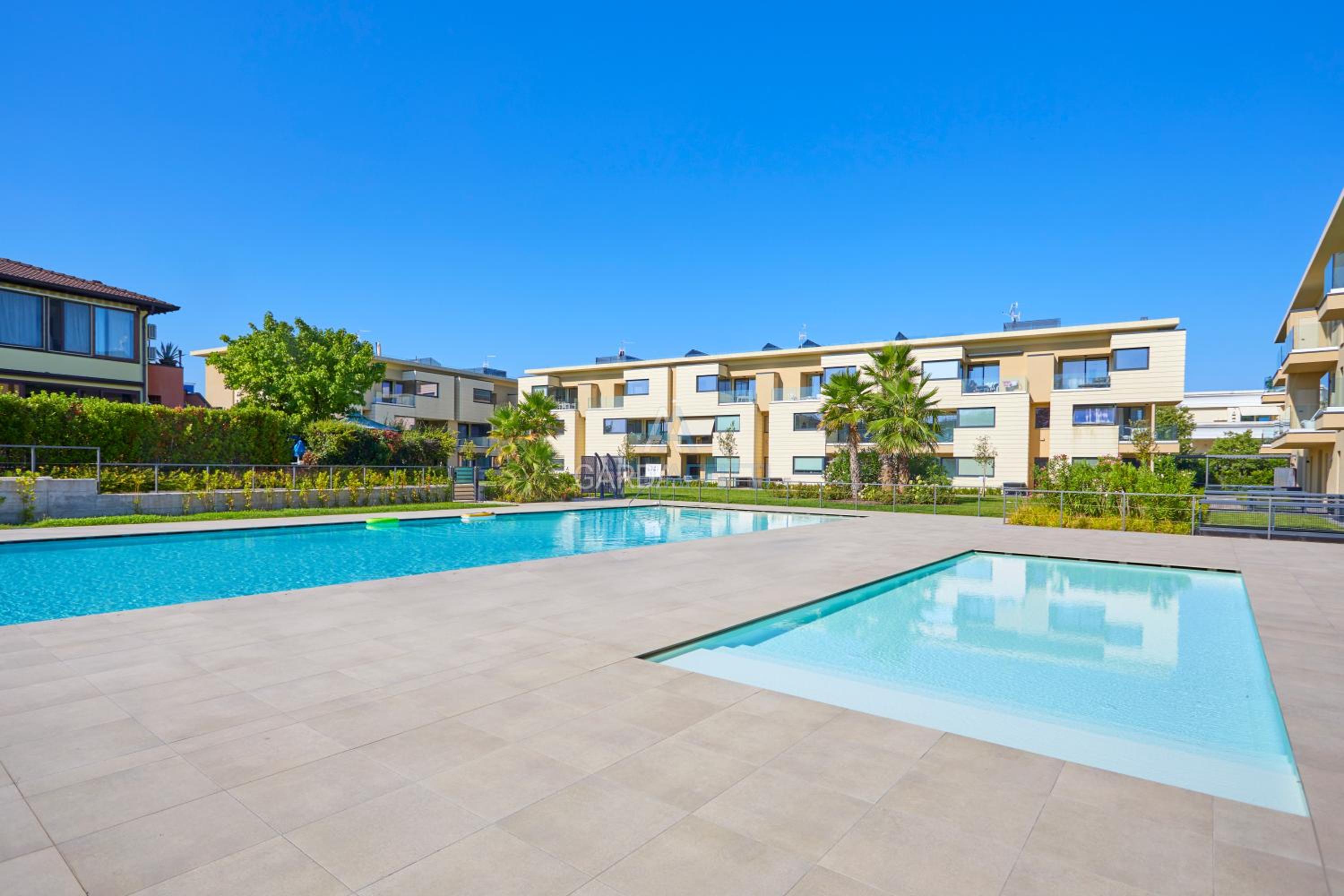 Queen Loft - Attico Moderno con Solarium Privato e Vista Piscina