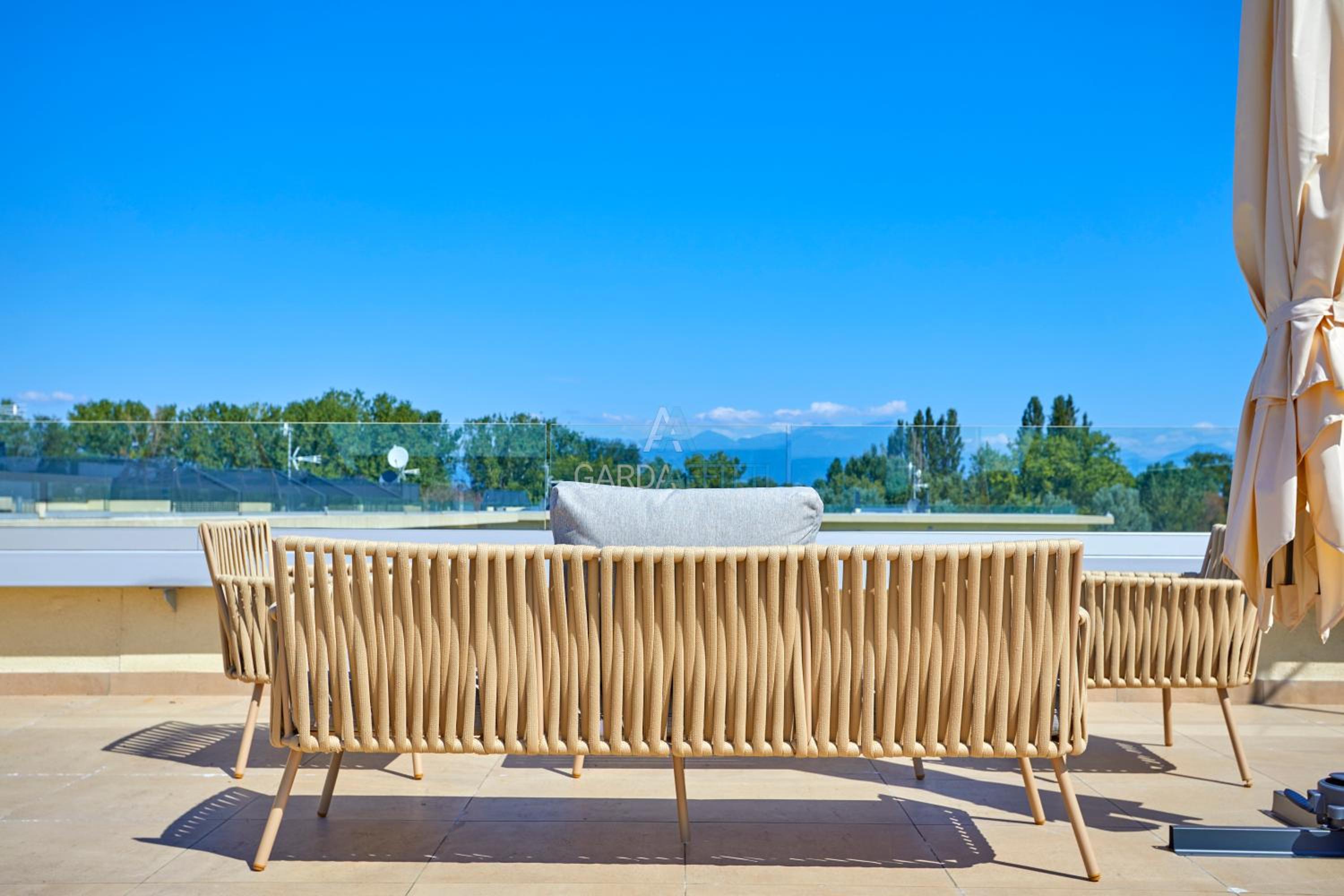 Queen Loft - Attico Moderno con Solarium Privato e Vista Piscina