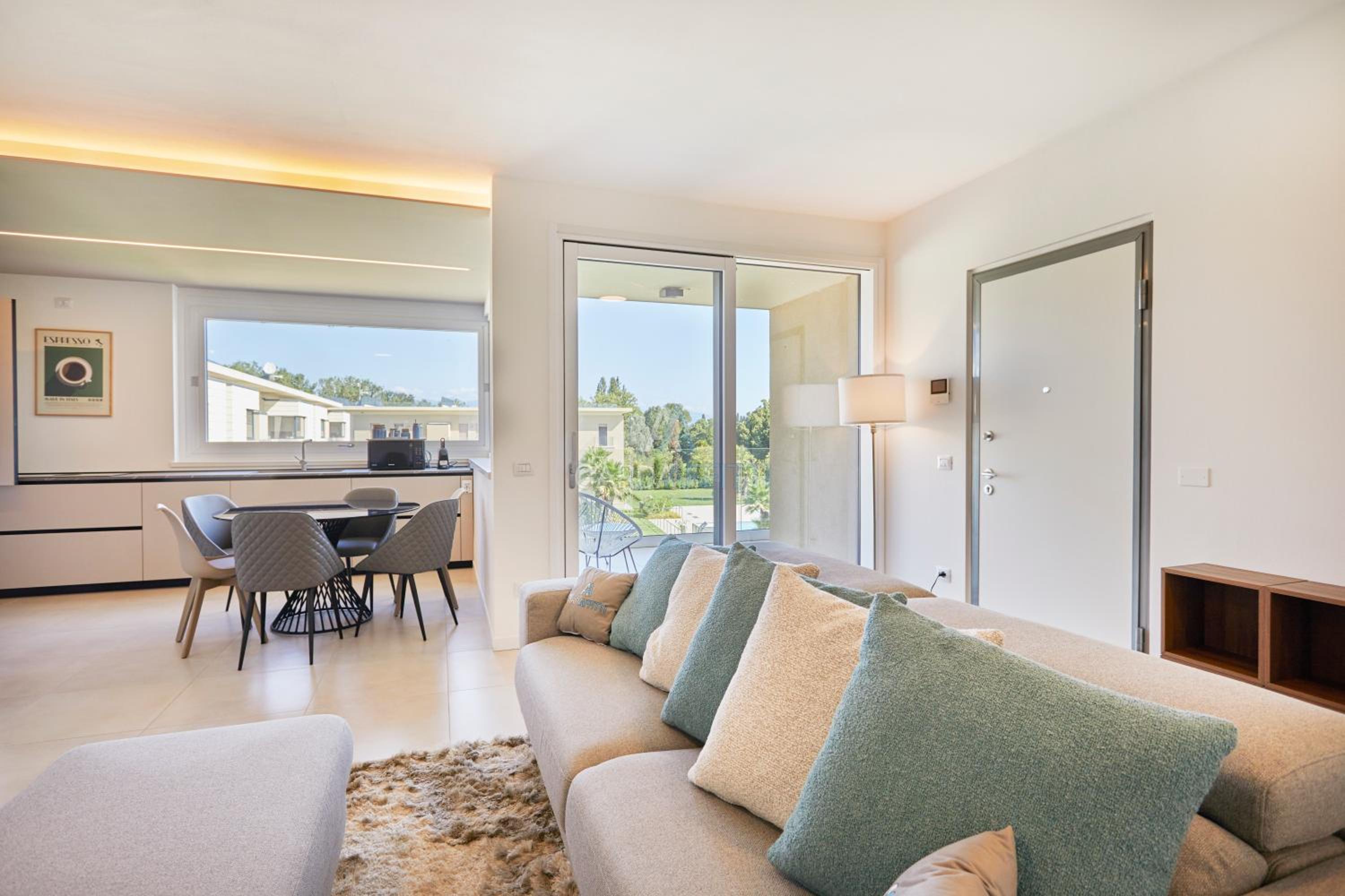 Queen Loft - Attico Moderno con Solarium Privato e Vista Piscina