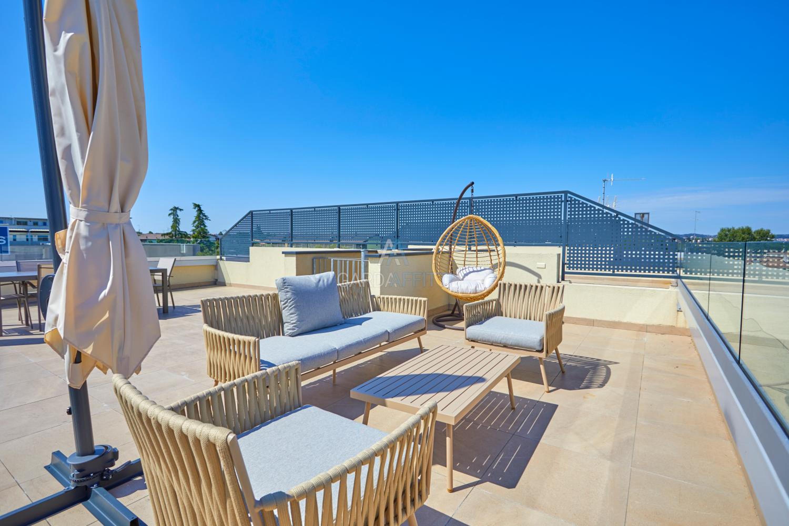 Queen Loft - Attico Moderno con Solarium Privato e Vista Piscina