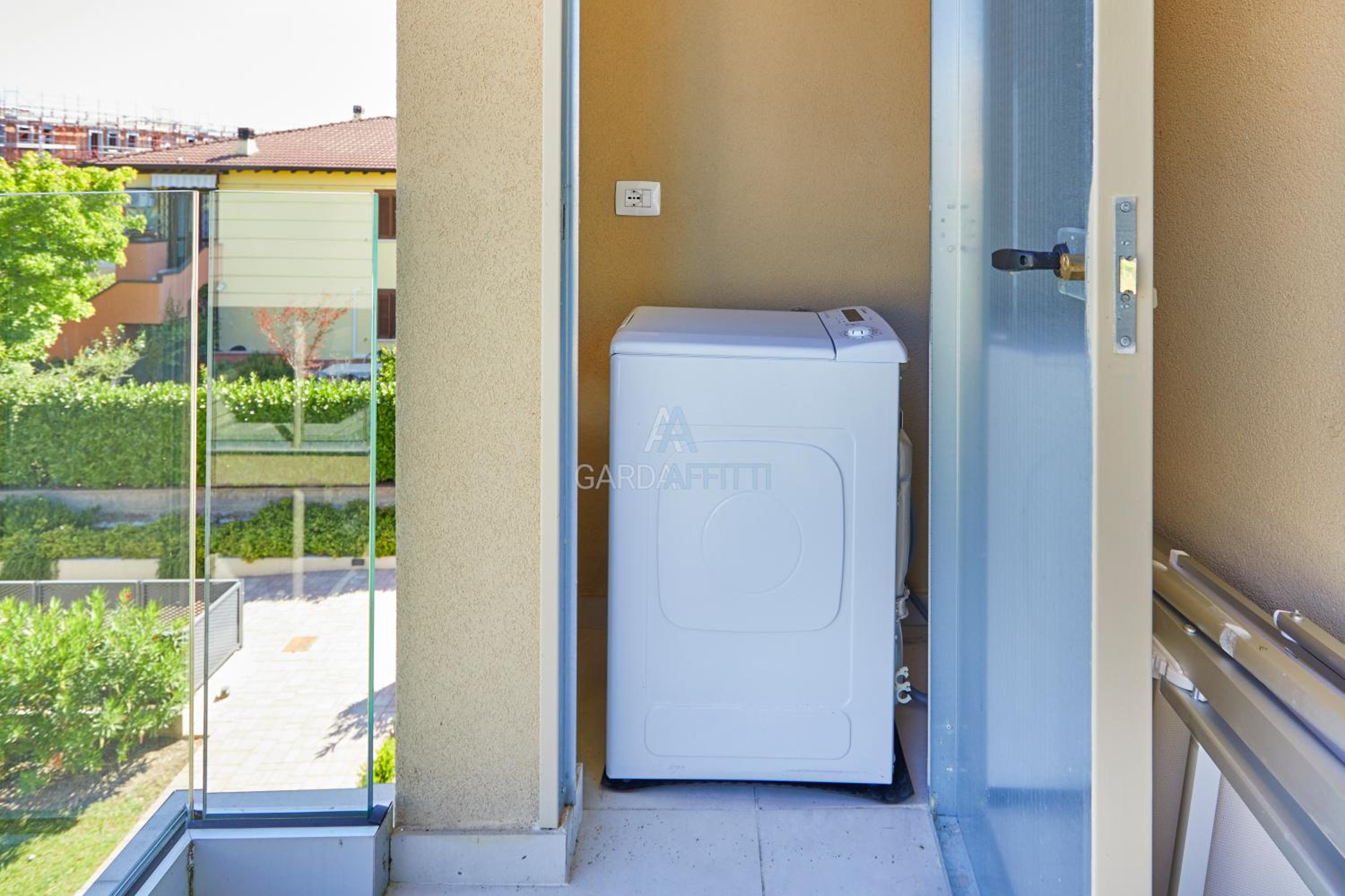 Queen Loft - Attico Moderno con Solarium Privato e Vista Piscina