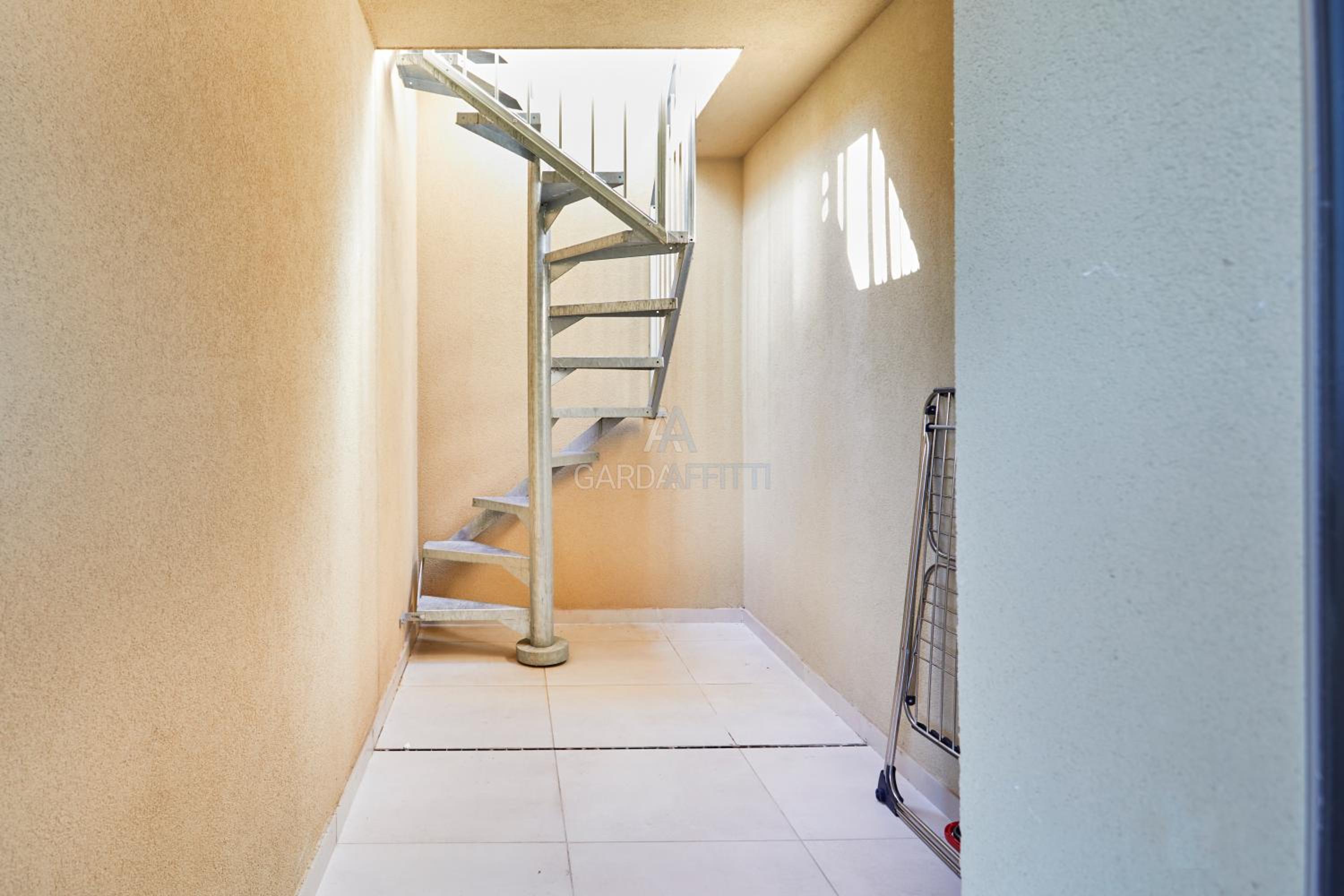 Queen Loft - Attico Moderno con Solarium Privato e Vista Piscina